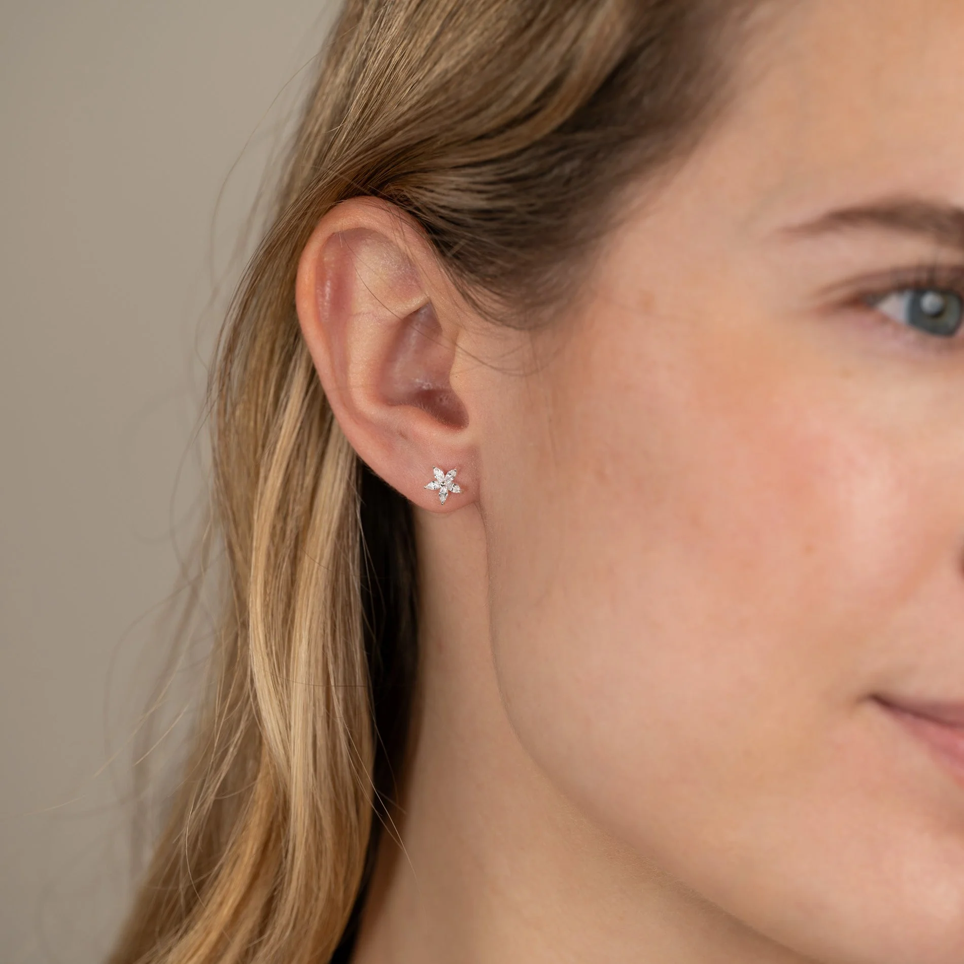 BELLIS CRYSTAL SILVER EARRING - Image 6
