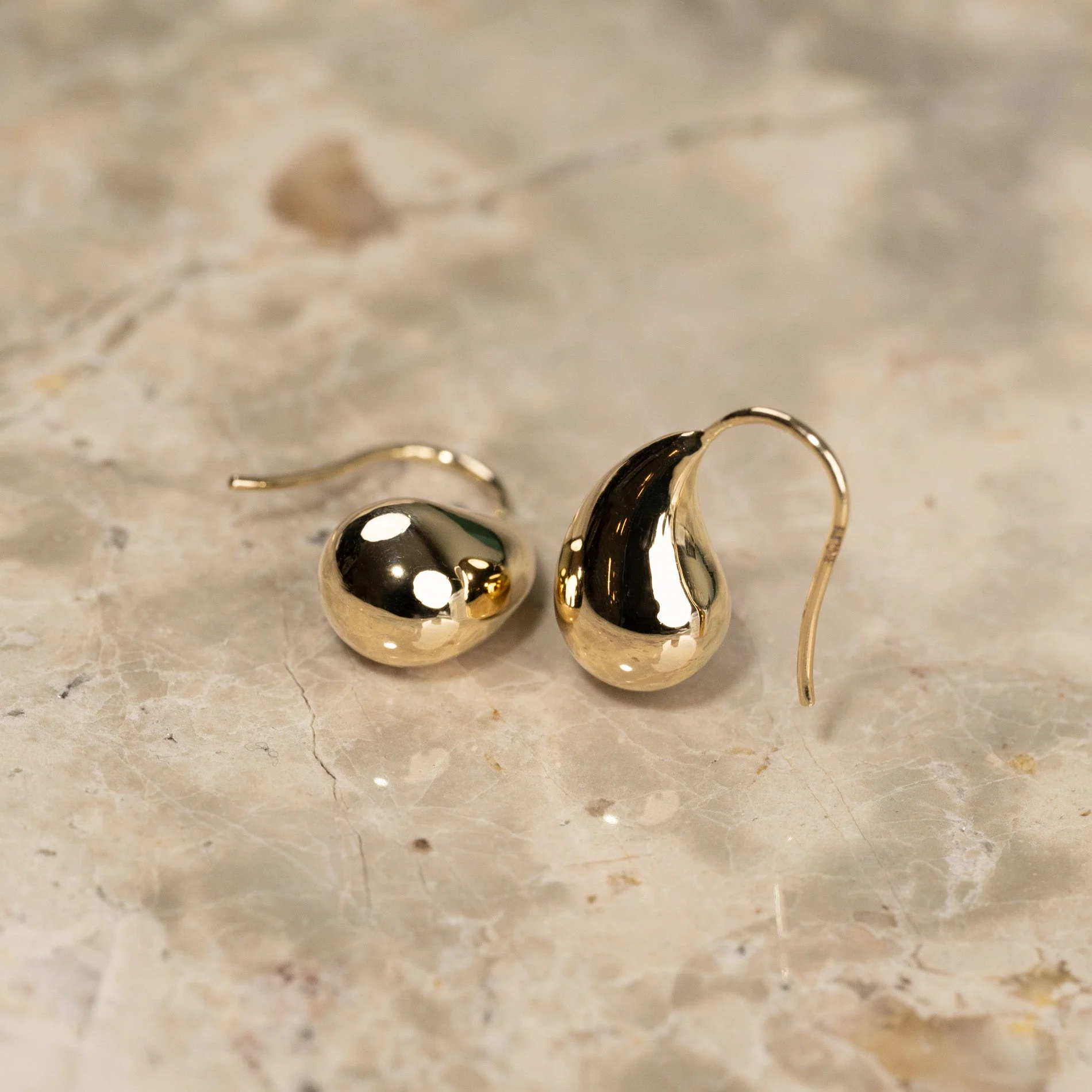 BERENICE SOLID GOLD HOOK EARRING - Image 2