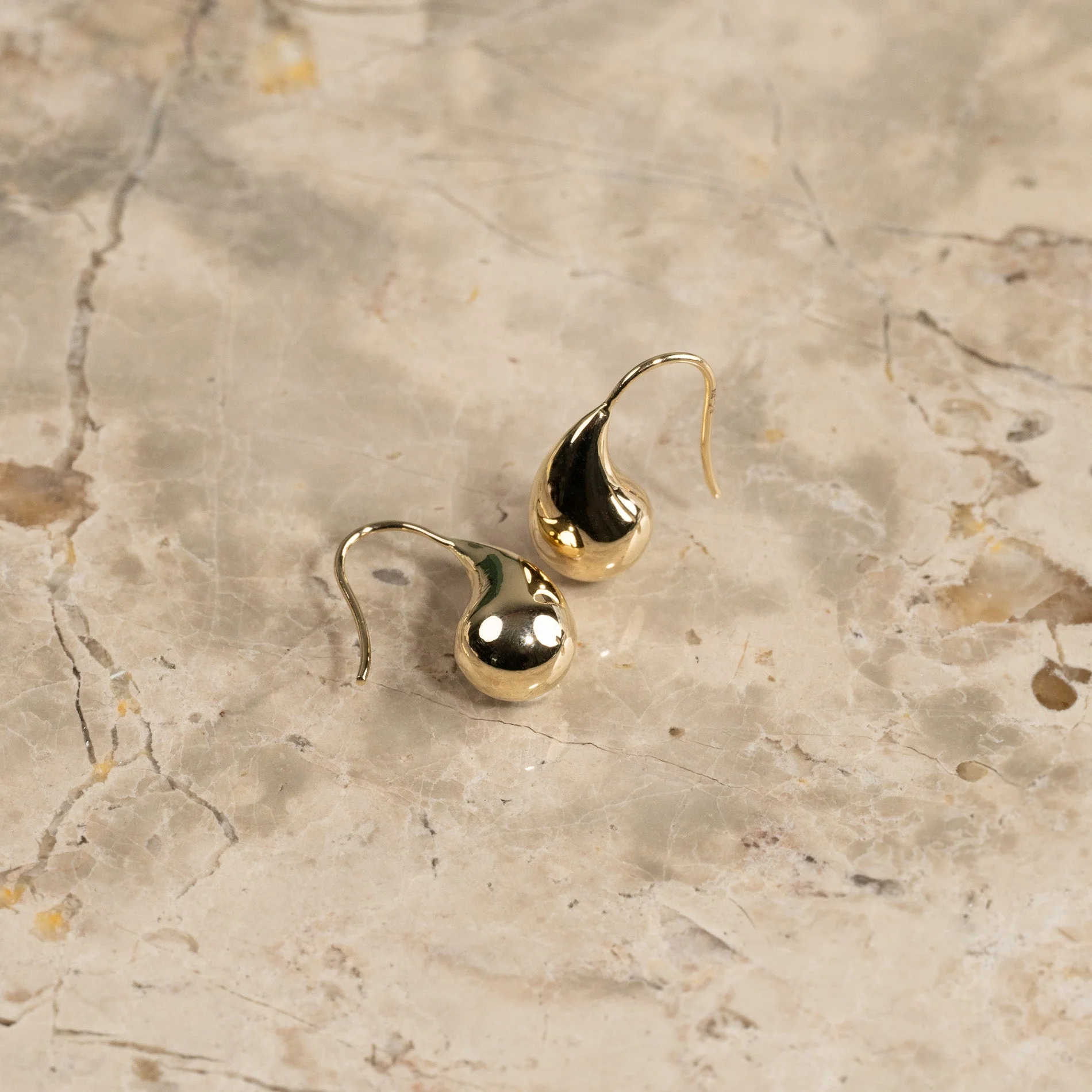 BERENICE SOLID GOLD HOOK EARRING - Image 4