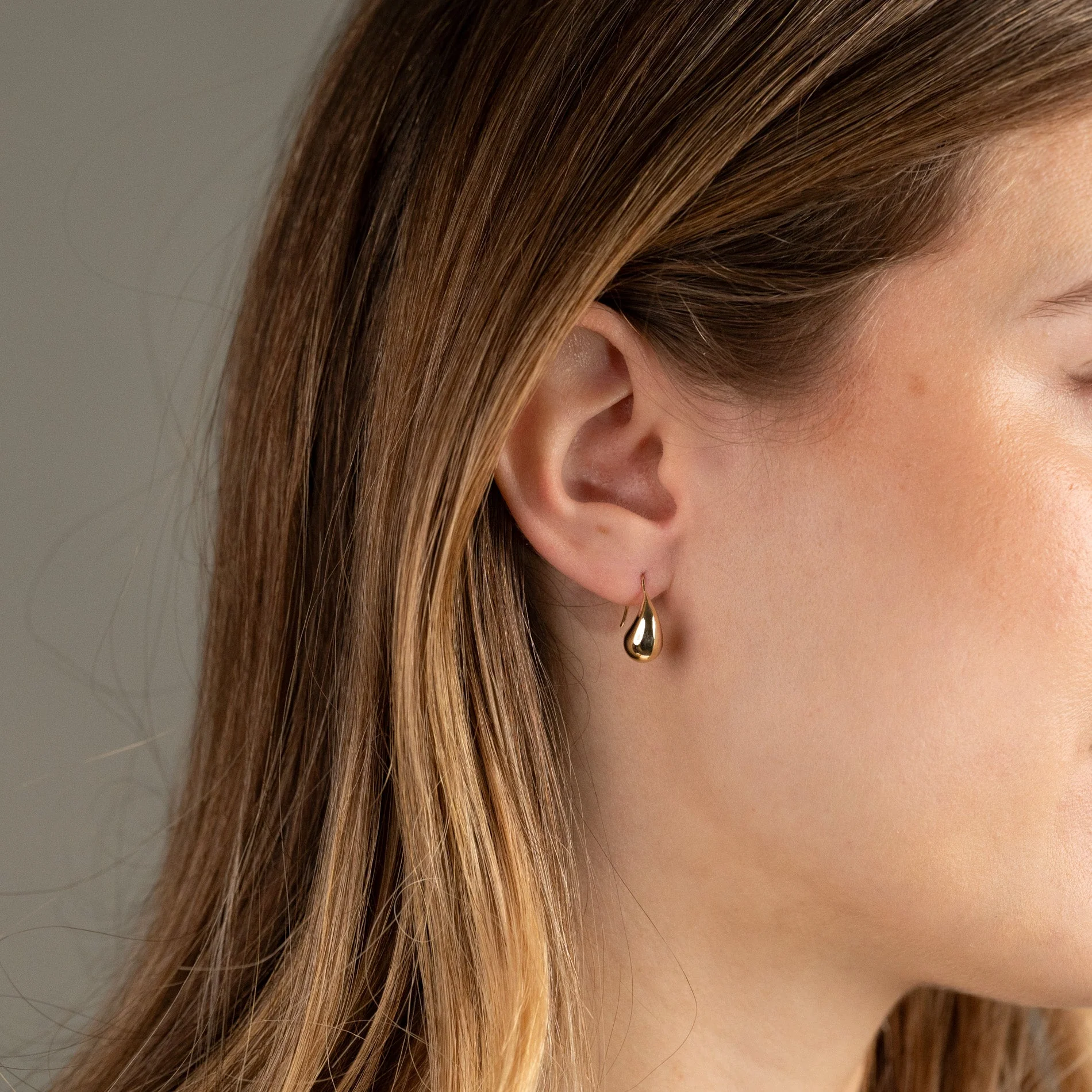 BERENICE SOLID GOLD HOOK EARRING - Image 5