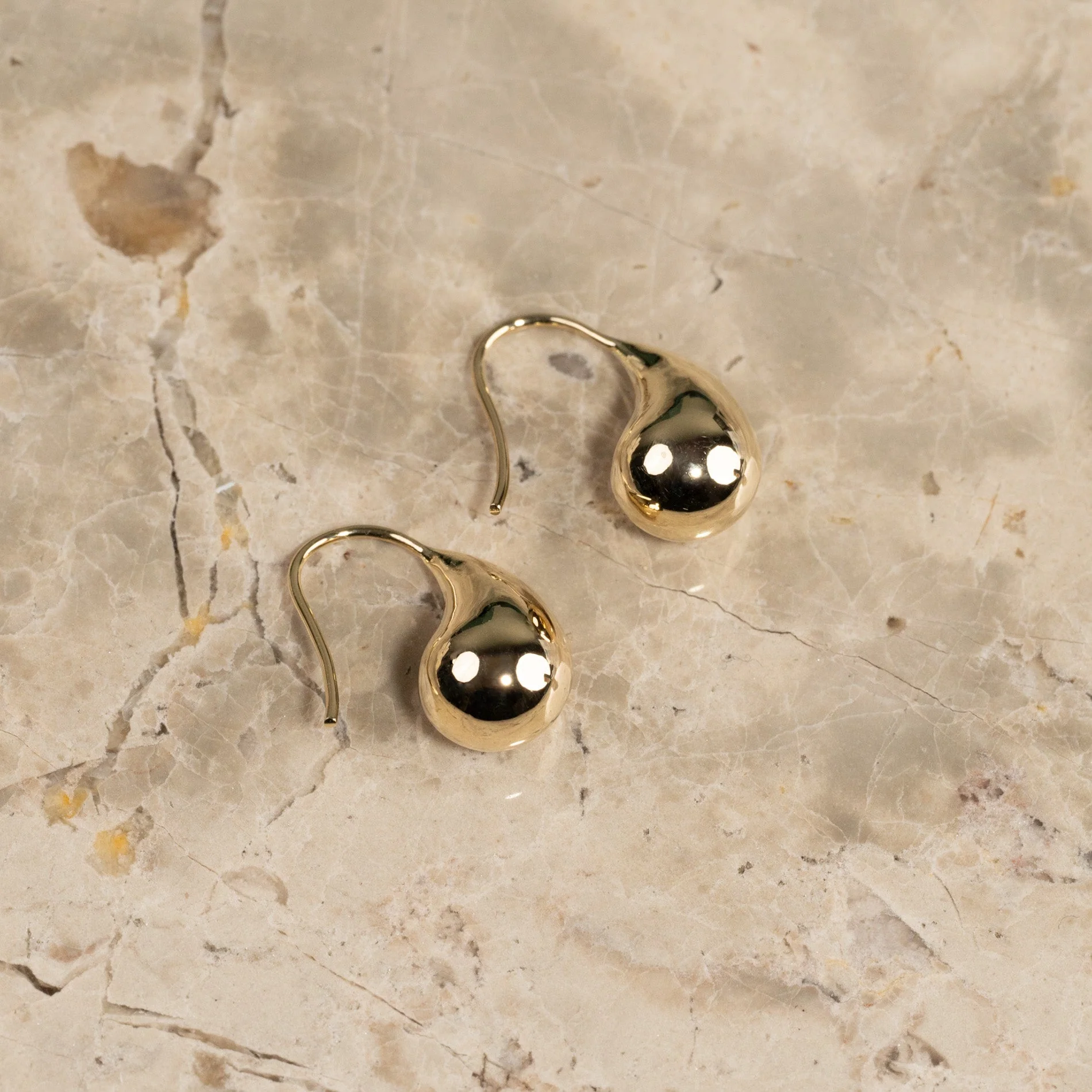 BERENICE SOLID GOLD HOOK EARRING - Image 6