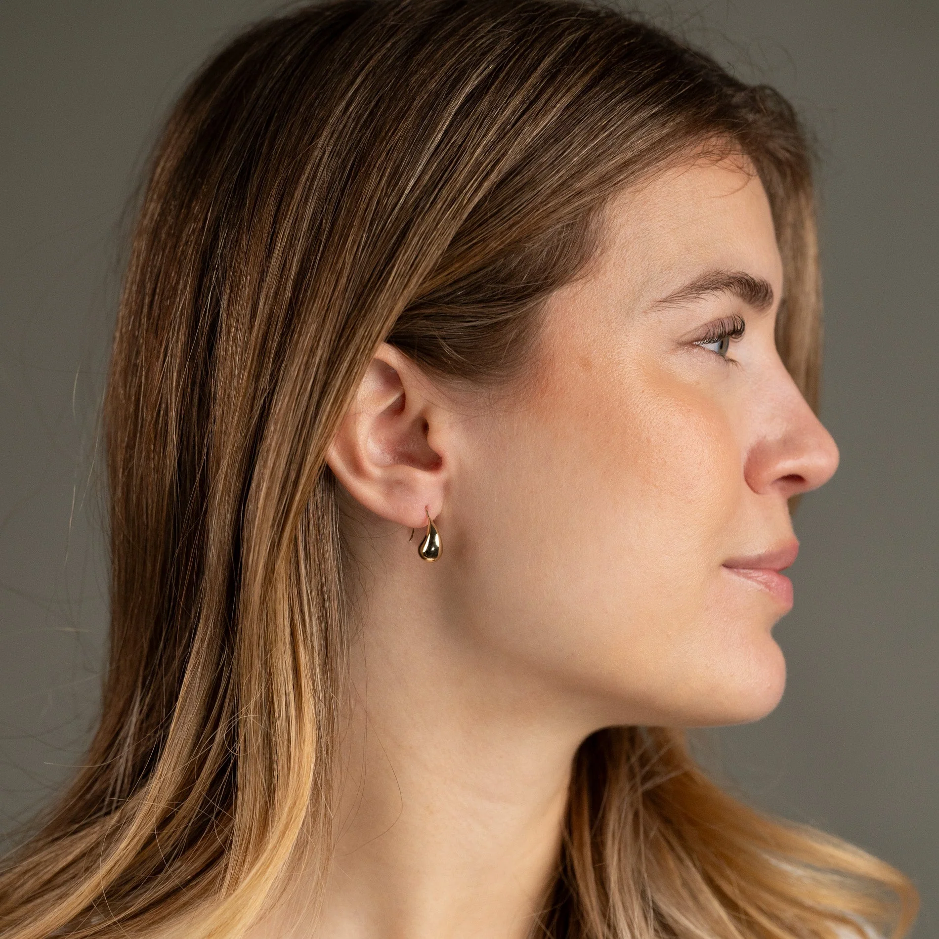 BERENICE SOLID GOLD HOOK EARRING - Image 7