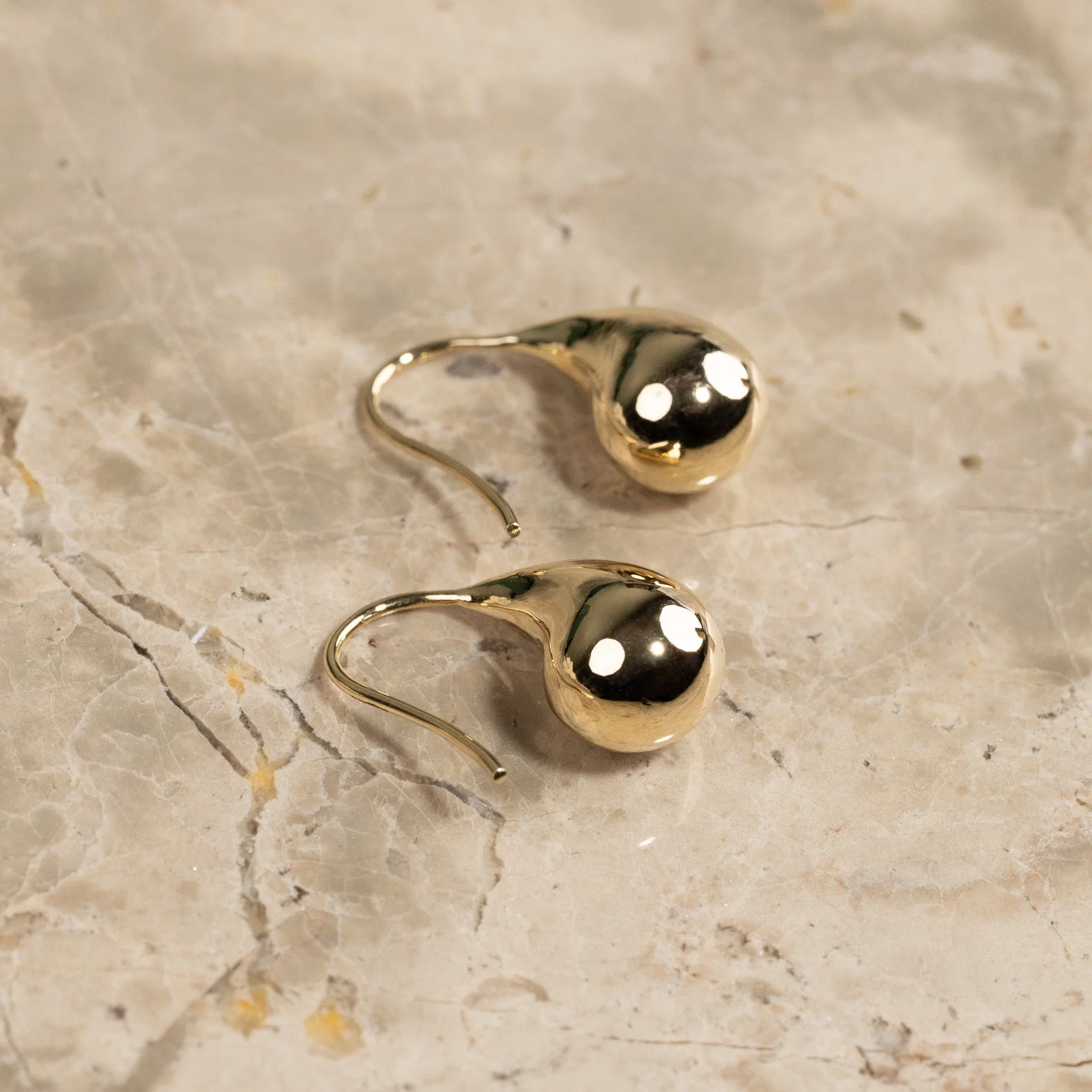 BERENICE SOLID GOLD HOOK EARRING - Image 8
