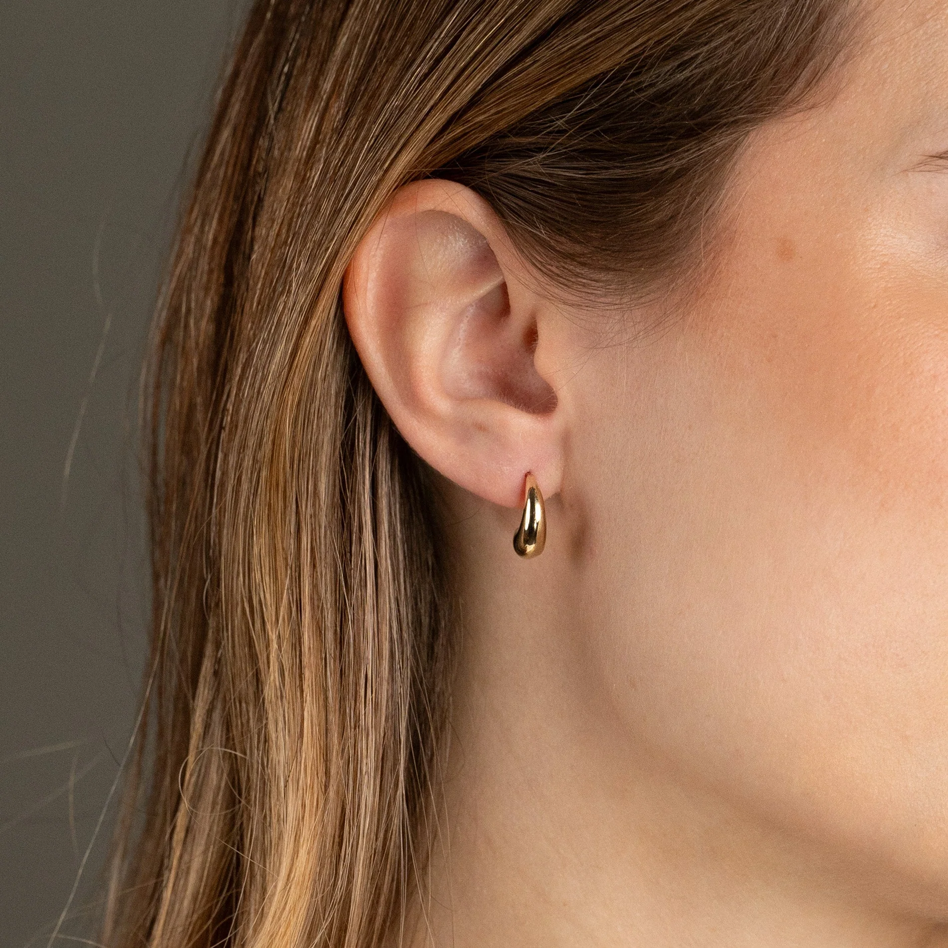 BERENICE SOLID GOLD STUD EARRING - Image 4