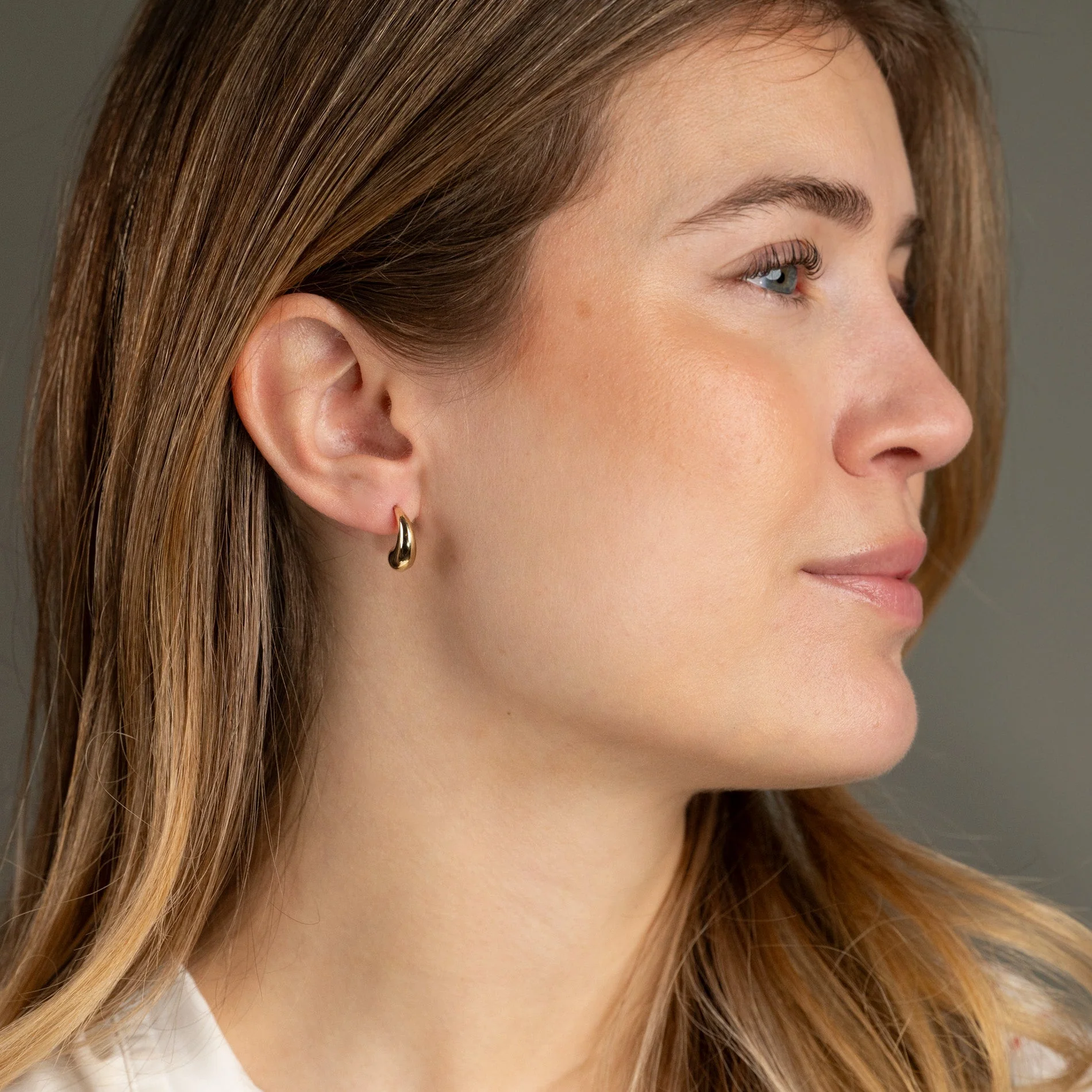 BERENICE SOLID GOLD STUD EARRING - Image 6