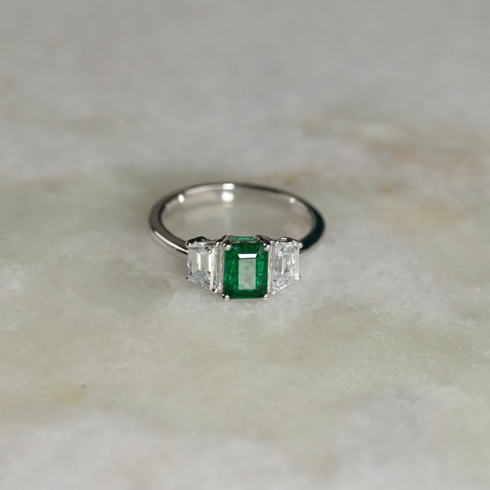 THREE-STONE 1.0ct EMERALD & TRAPEZOID DIAMOND RING - Image 2