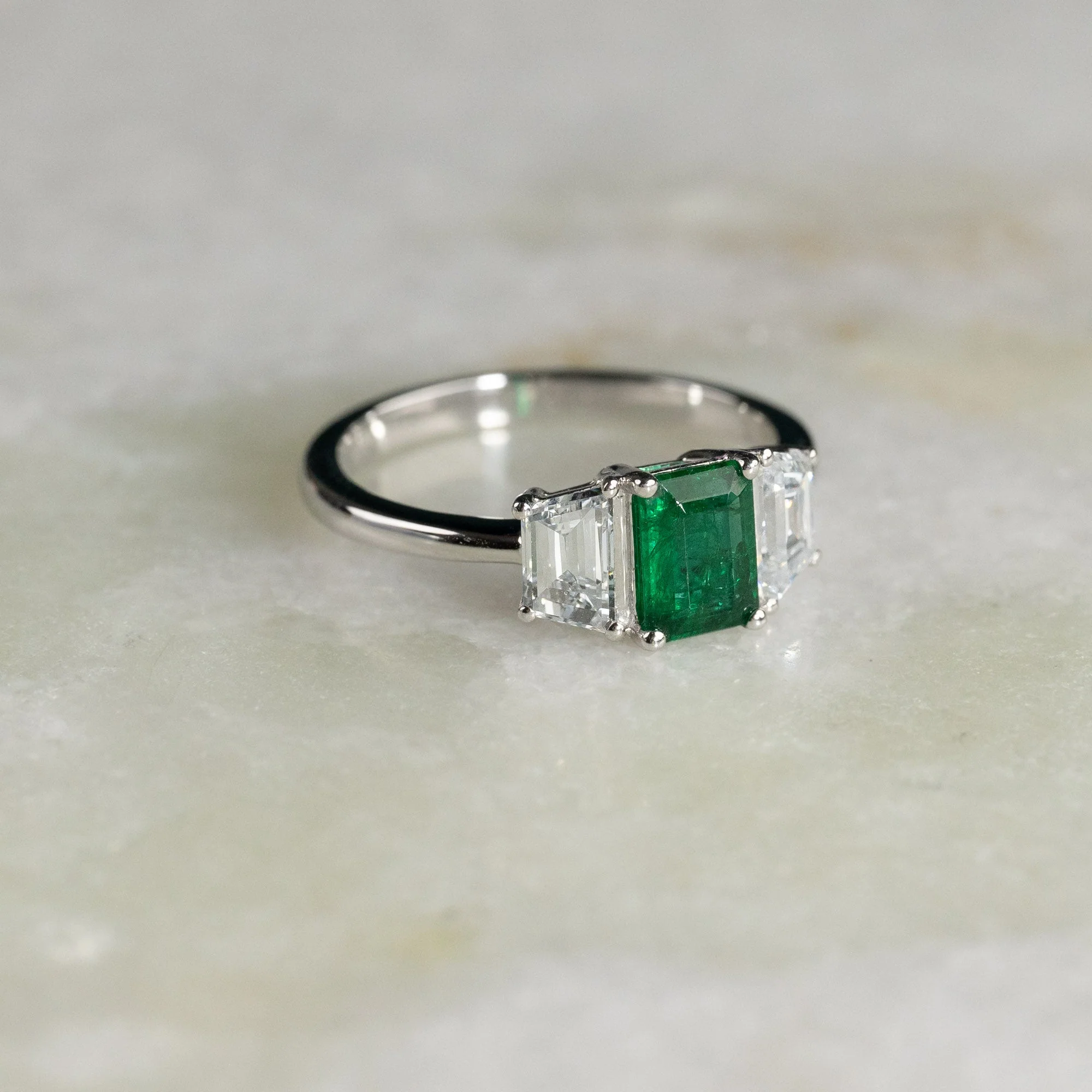 THREE-STONE 1.0ct EMERALD & TRAPEZOID DIAMOND RING - Image 3