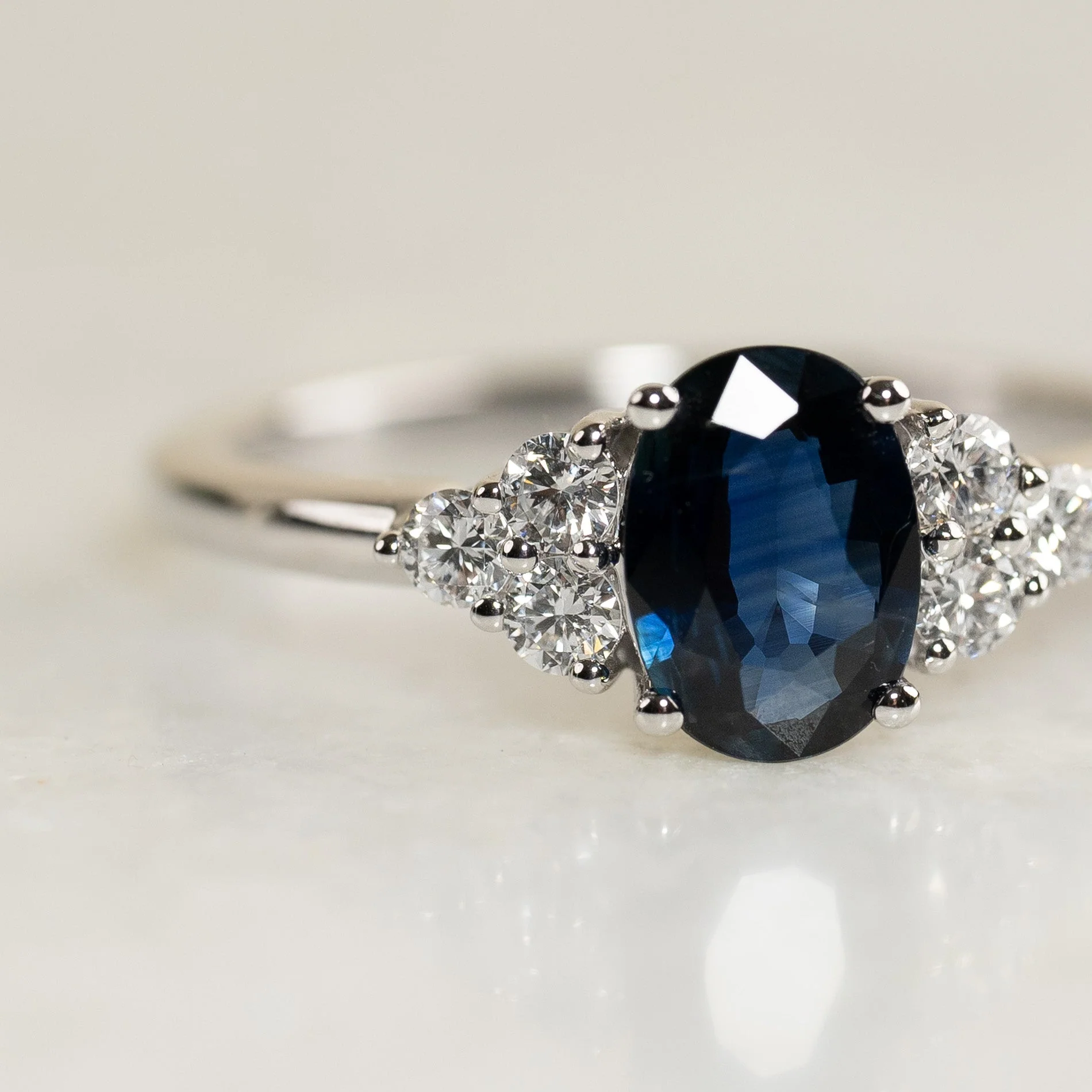 BLUE OVAL 1.0ct SAPPHIRE & 0.35ct DIAMOND RING - Image 2