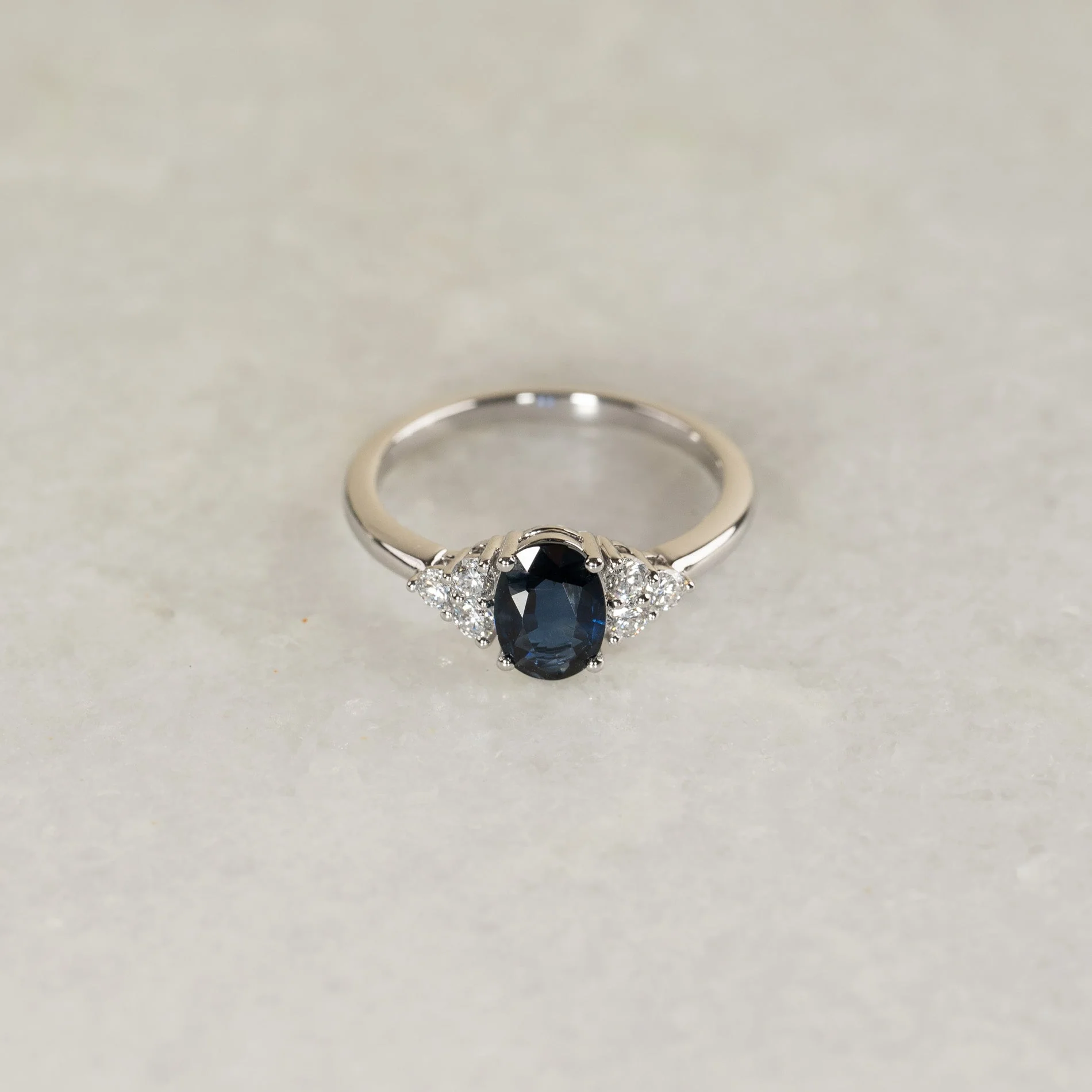 BLUE OVAL 1.0ct SAPPHIRE & 0.35ct DIAMOND RING - Image 3