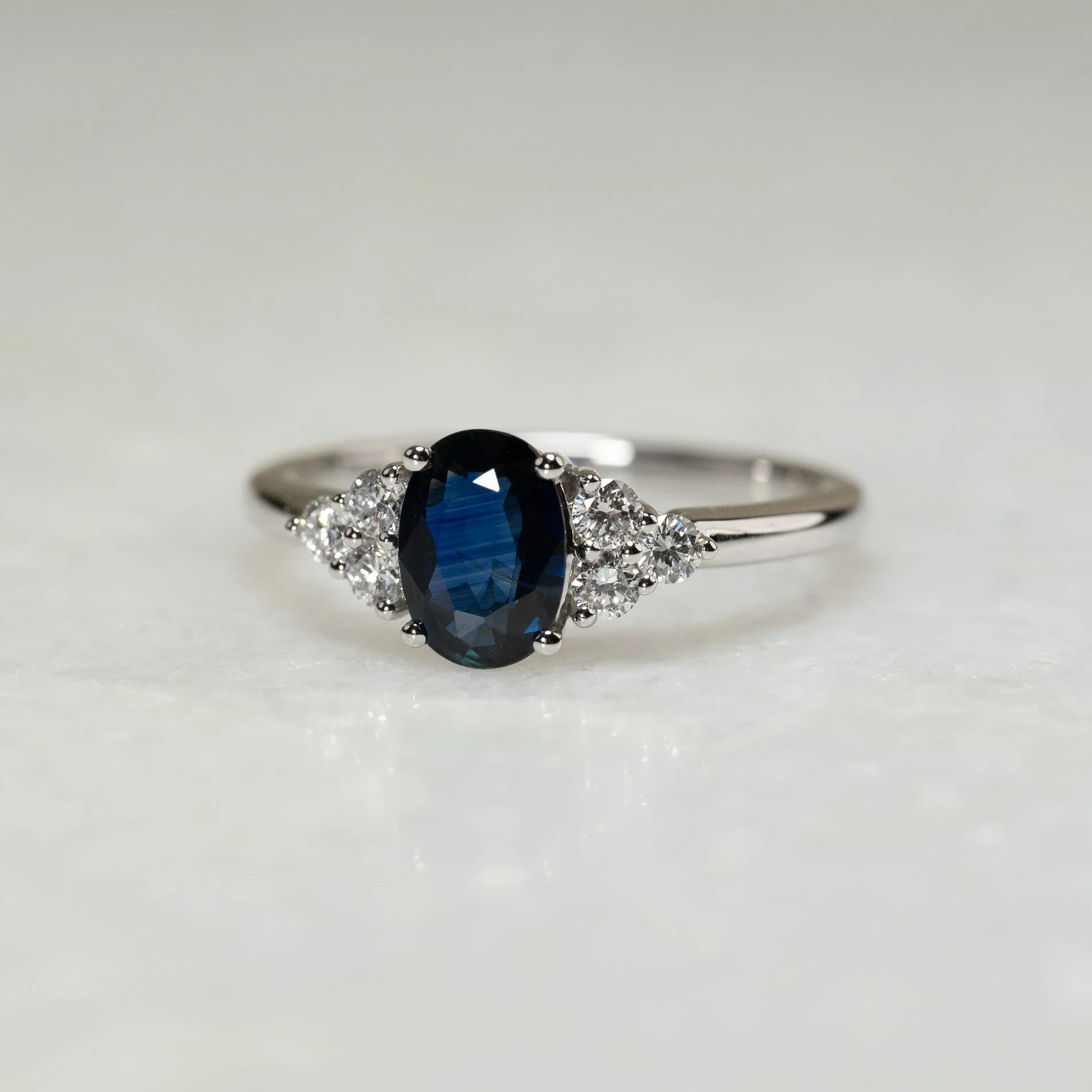 BLUE OVAL 1.0ct SAPPHIRE & 0.35ct DIAMOND RING - Image 4