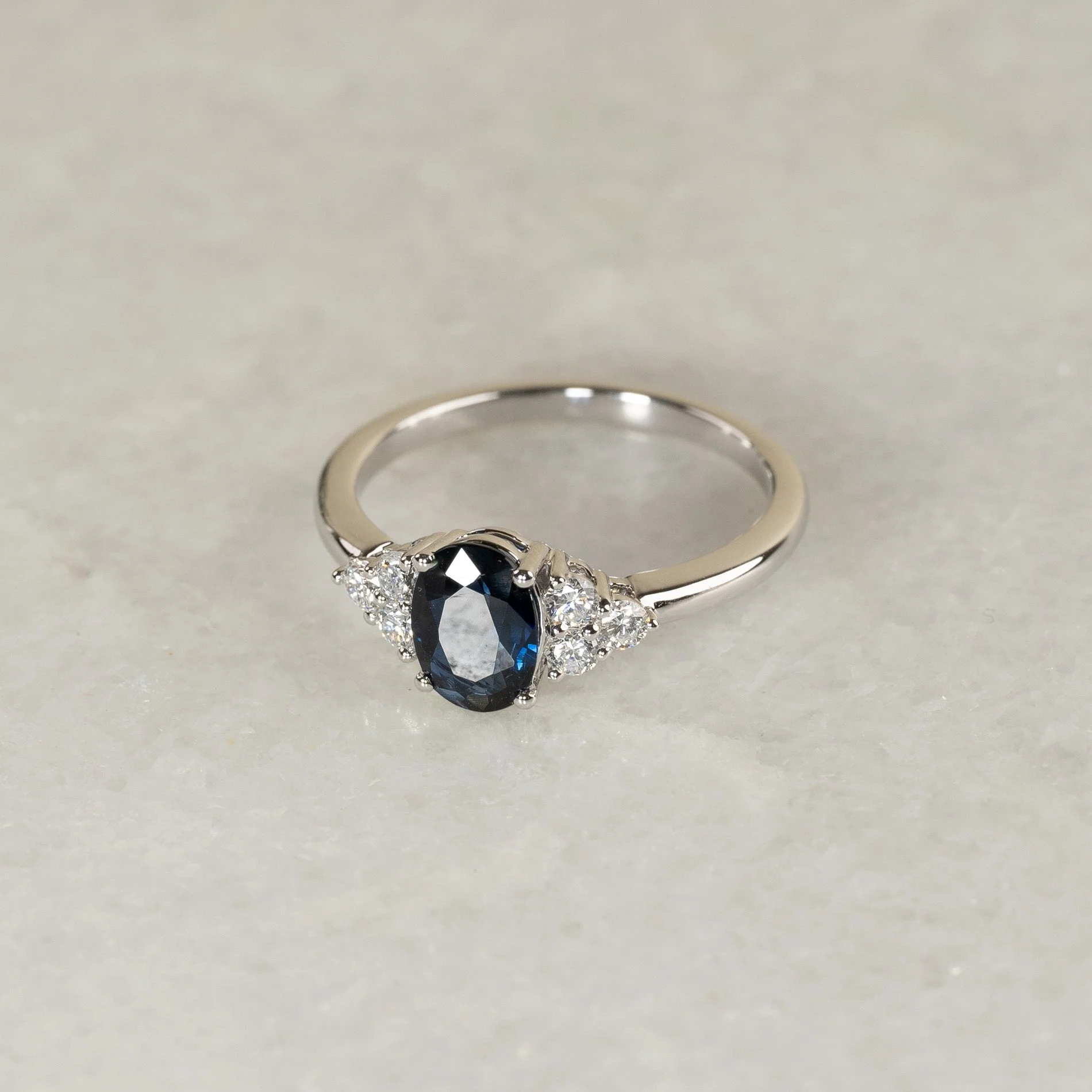 BLUE OVAL 1.0ct SAPPHIRE & 0.35ct DIAMOND RING - Image 5