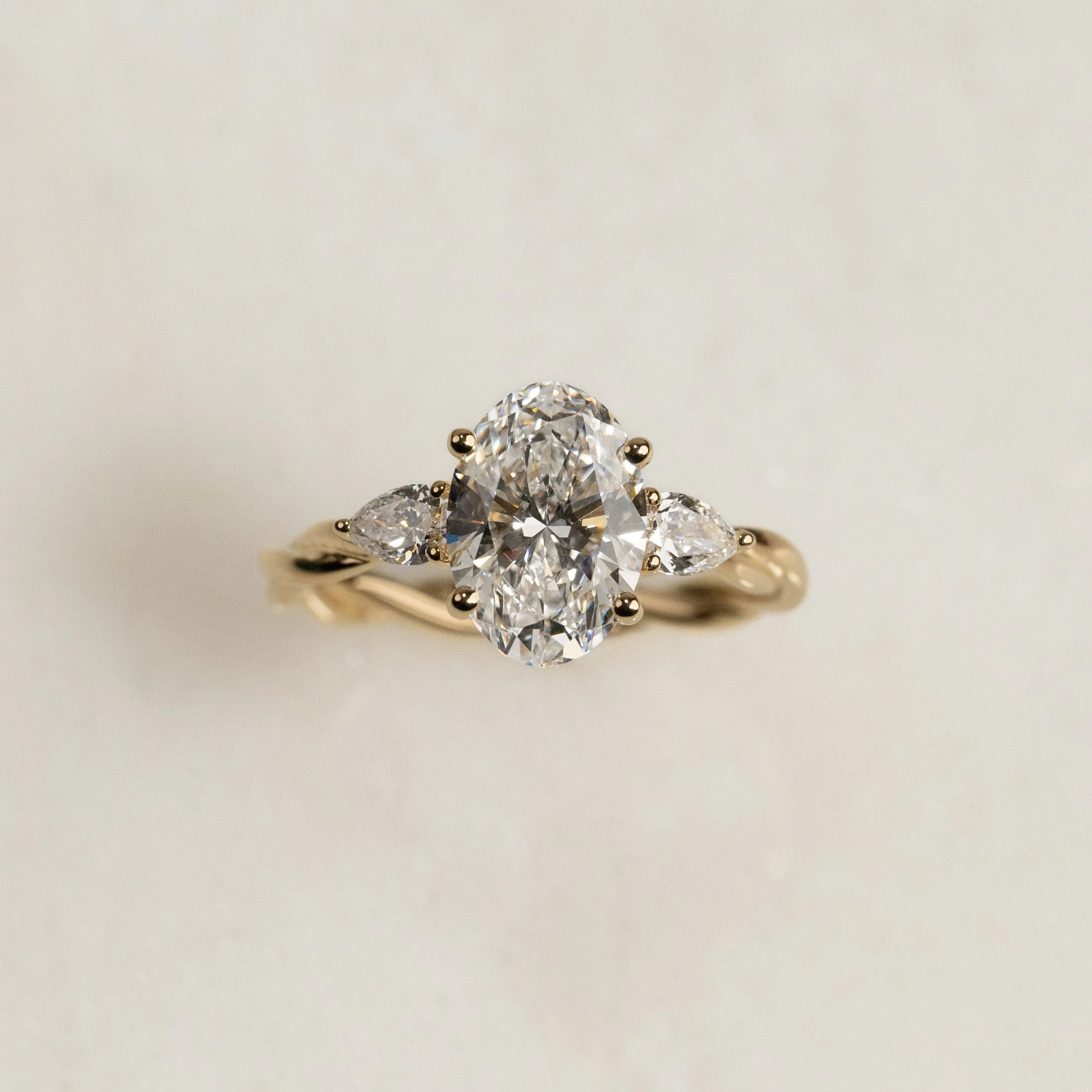 THREE-STONE TULIP-SET OVAL-CUT DIAMOND RING - 2.3ct - Image 2