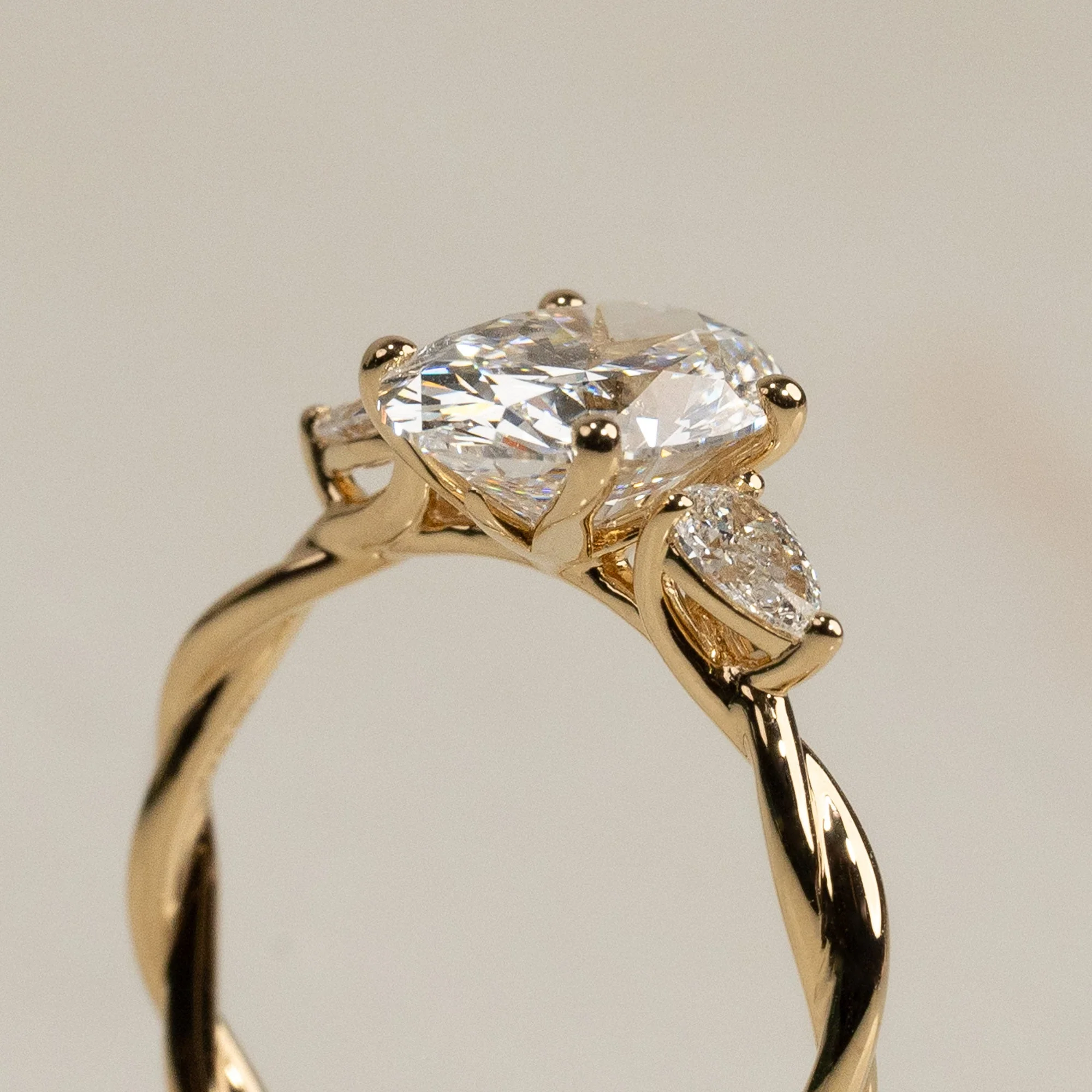 THREE-STONE TULIP-SET OVAL-CUT DIAMOND RING - 2.3ct - Image 3