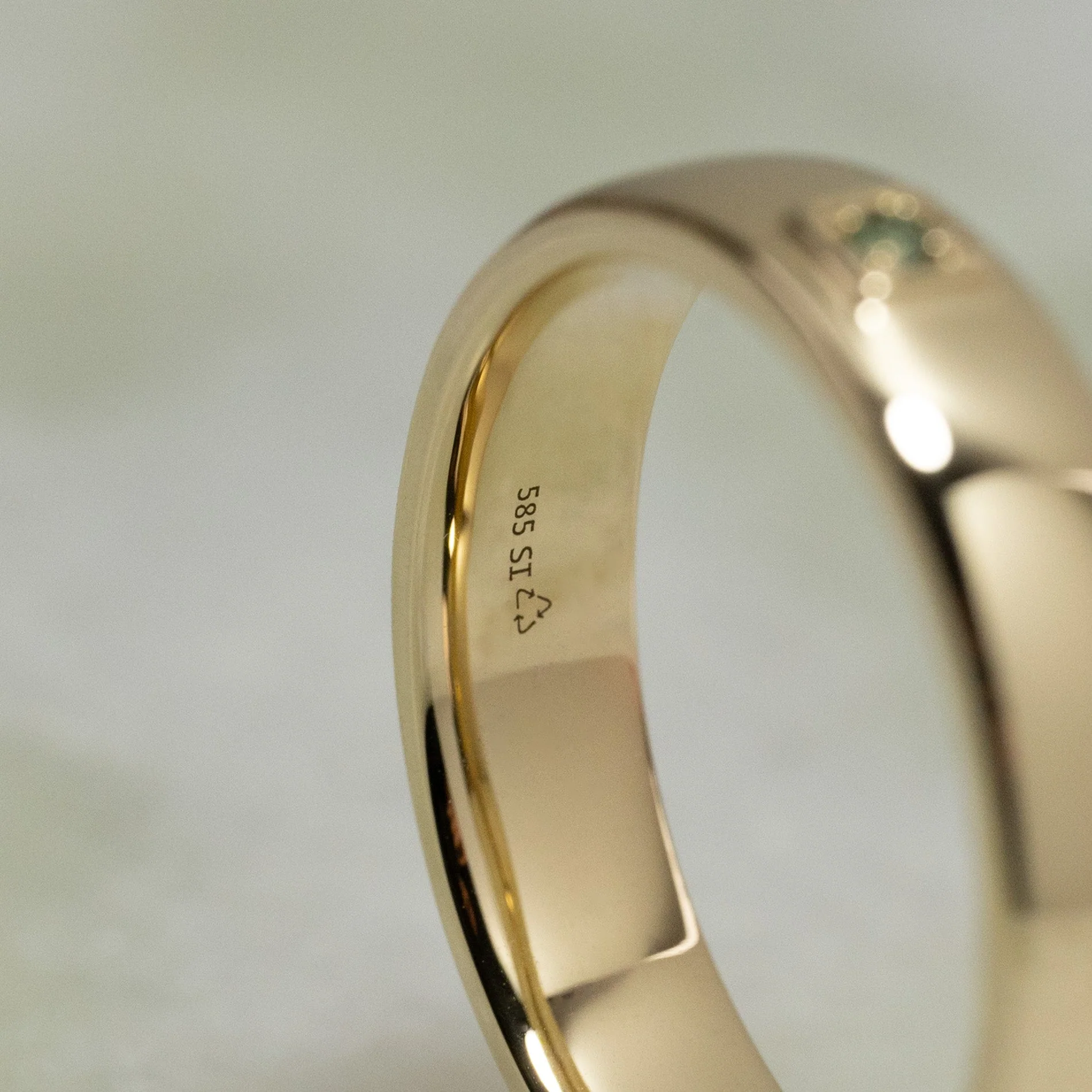 WEDDING BAND W/ GREEN DIAMOND - 0.02ct - Image 3