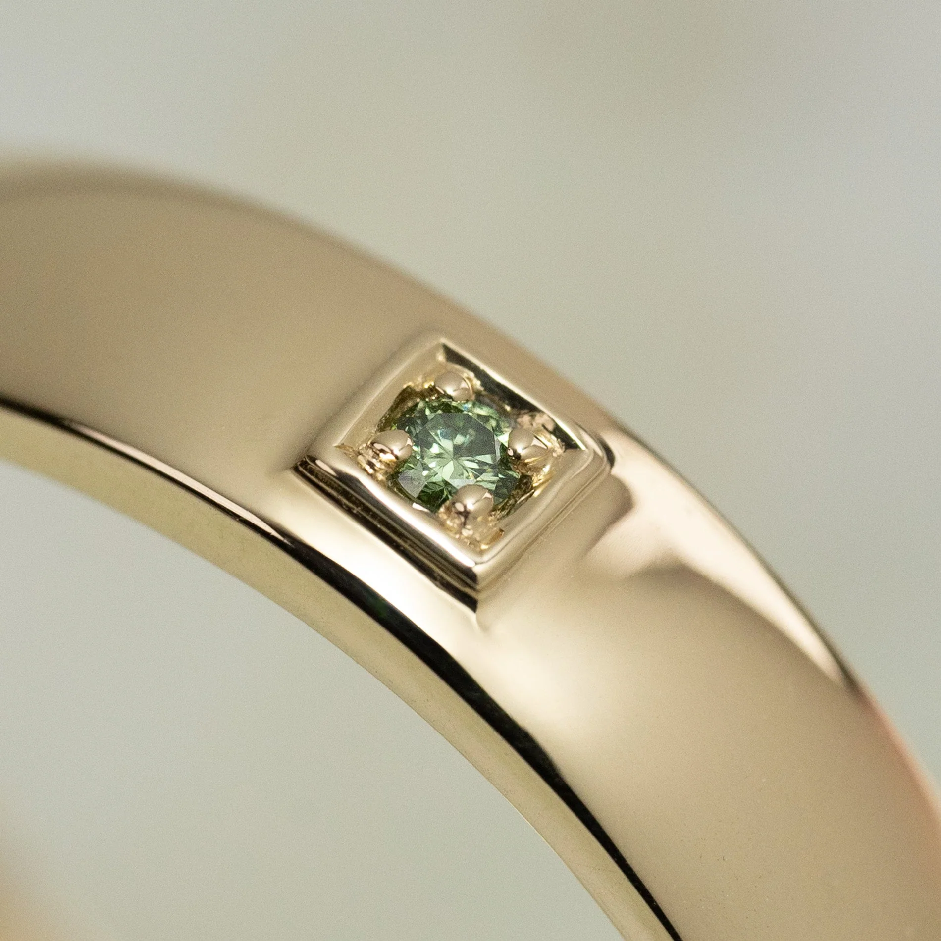 WEDDING BAND W/ GREEN DIAMOND - 0.02ct - Image 4