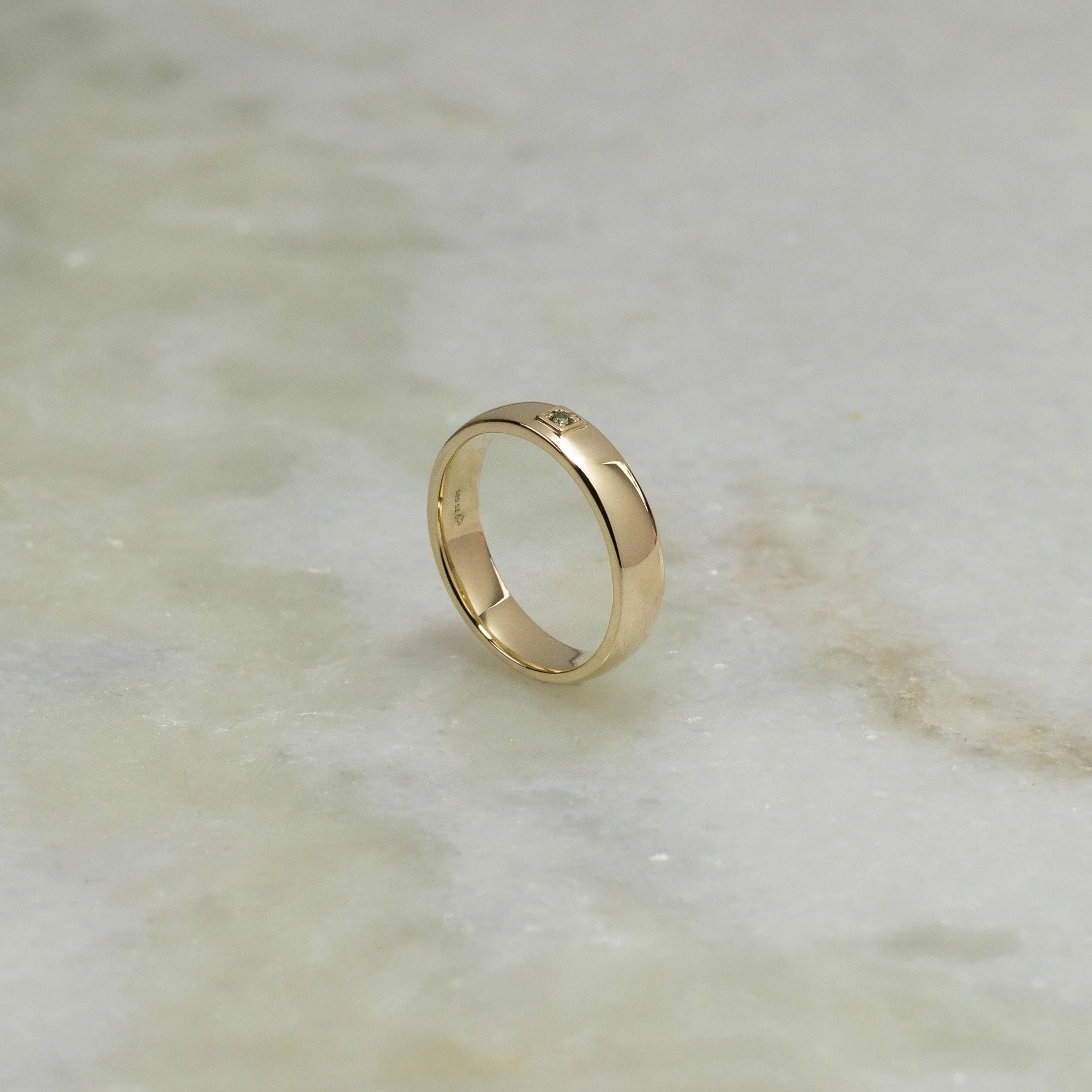 WEDDING BAND W/ GREEN DIAMOND - 0.02ct - Image 5