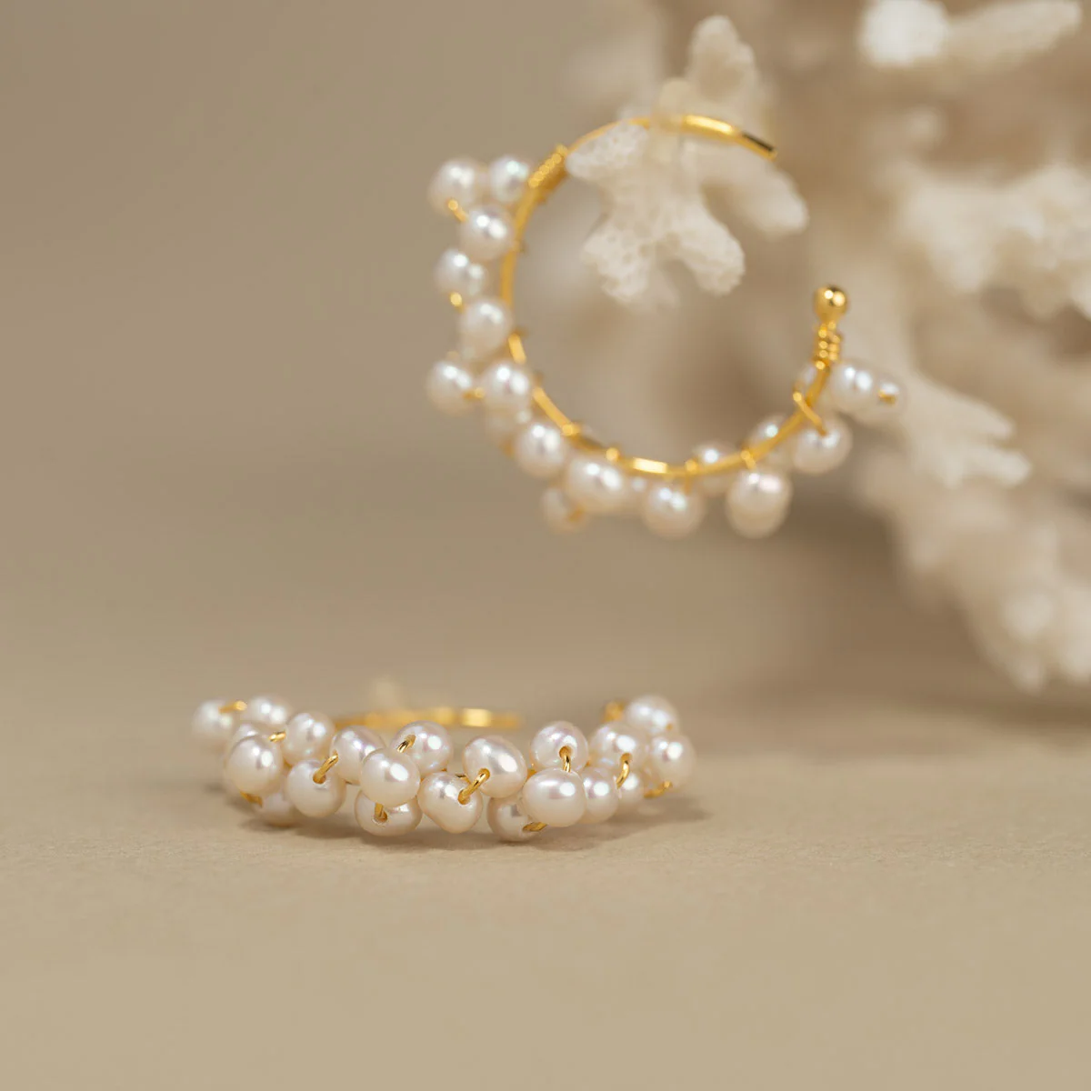 BIANCA PEARL GOLDEN CREOL EARRING - Image 3