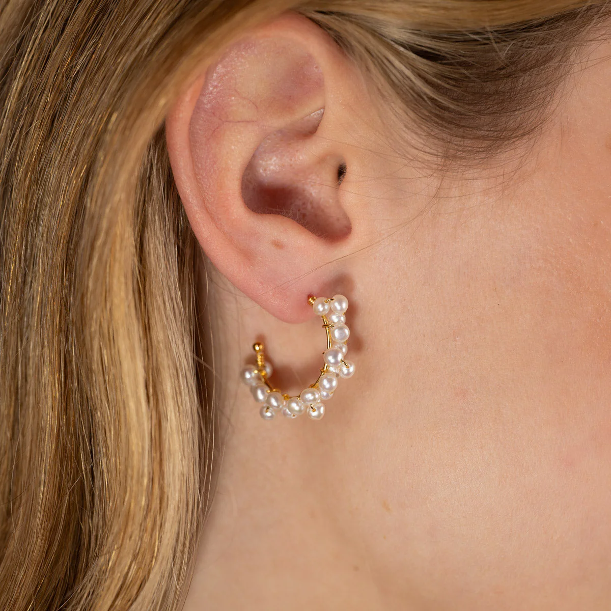 BIANCA PEARL GOLDEN CREOL EARRING - Image 4