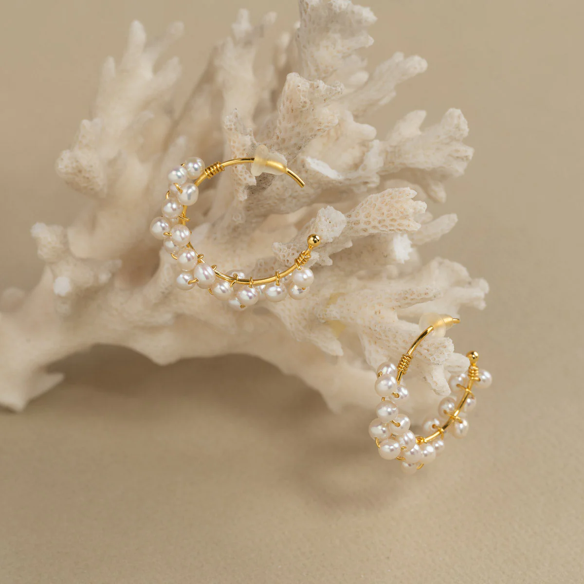 BIANCA PEARL GOLDEN CREOL EARRING - Image 5