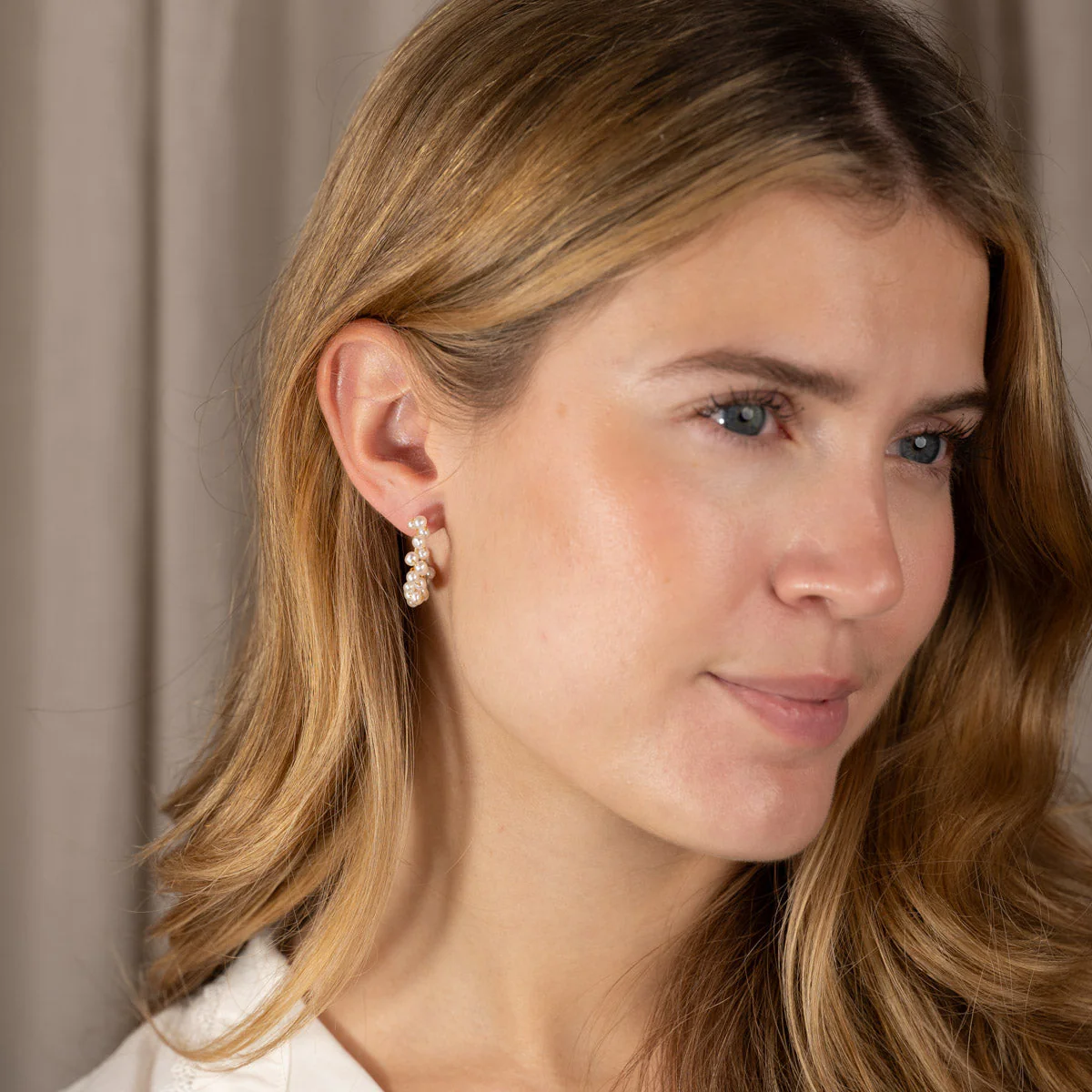 BIANCA PEARL GOLDEN CREOL EARRING - Image 6