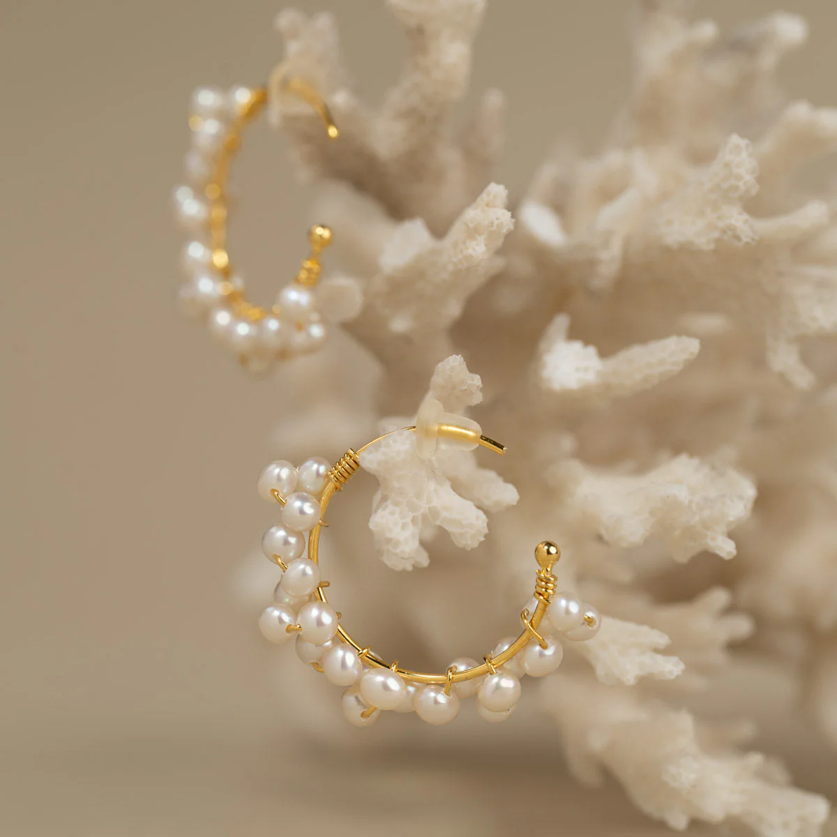 BIANCA PEARL GOLDEN CREOL EARRING - Image 7