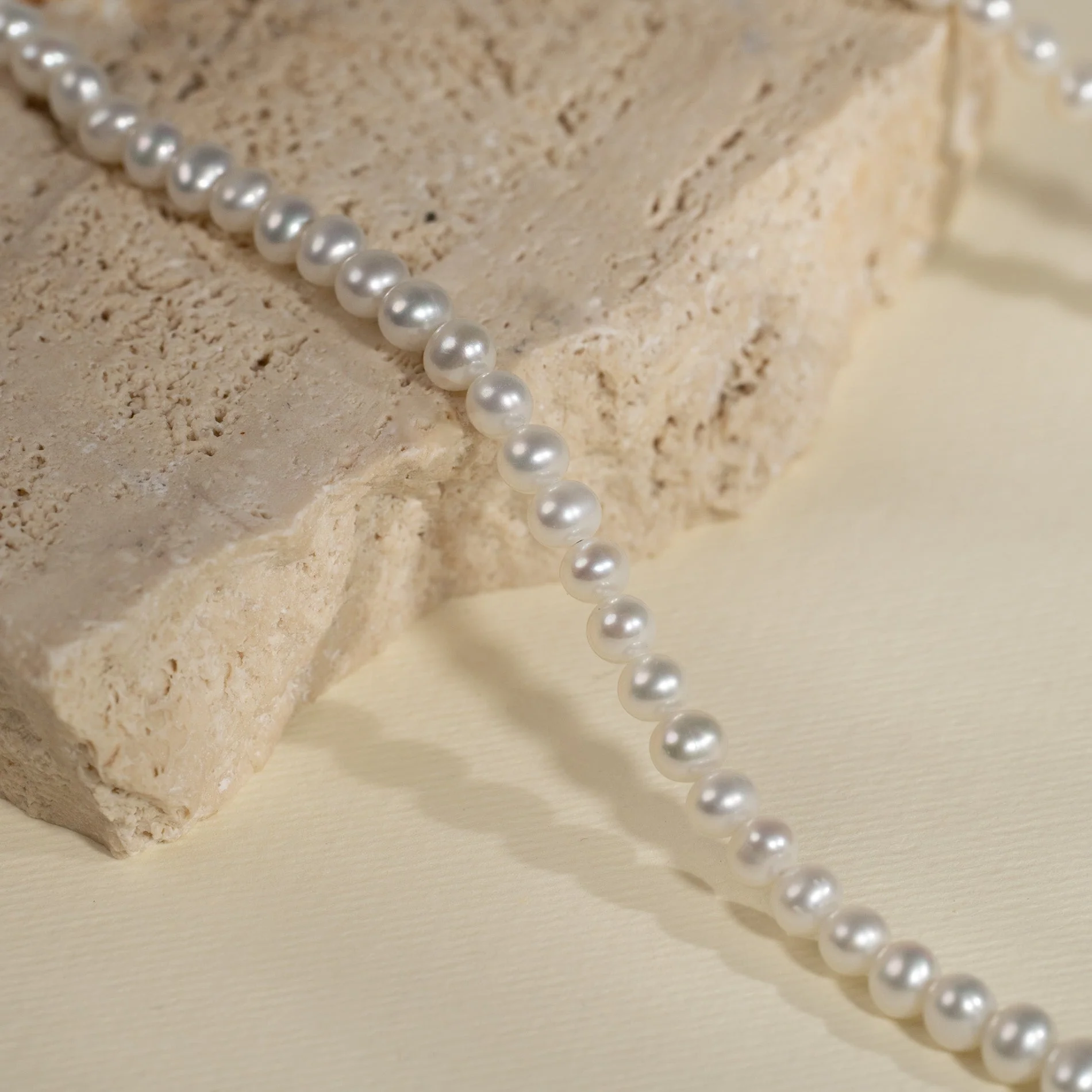 BLAKE PEARL GOLDEN NECKLACE - Image 3
