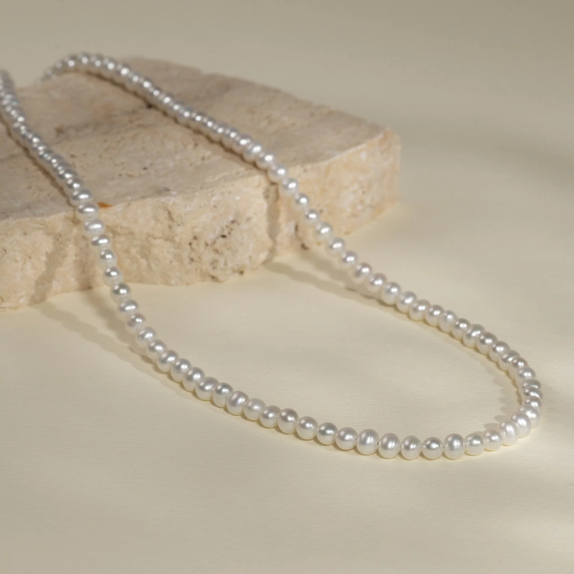 BLAKE PEARL GOLDEN NECKLACE - Image 6