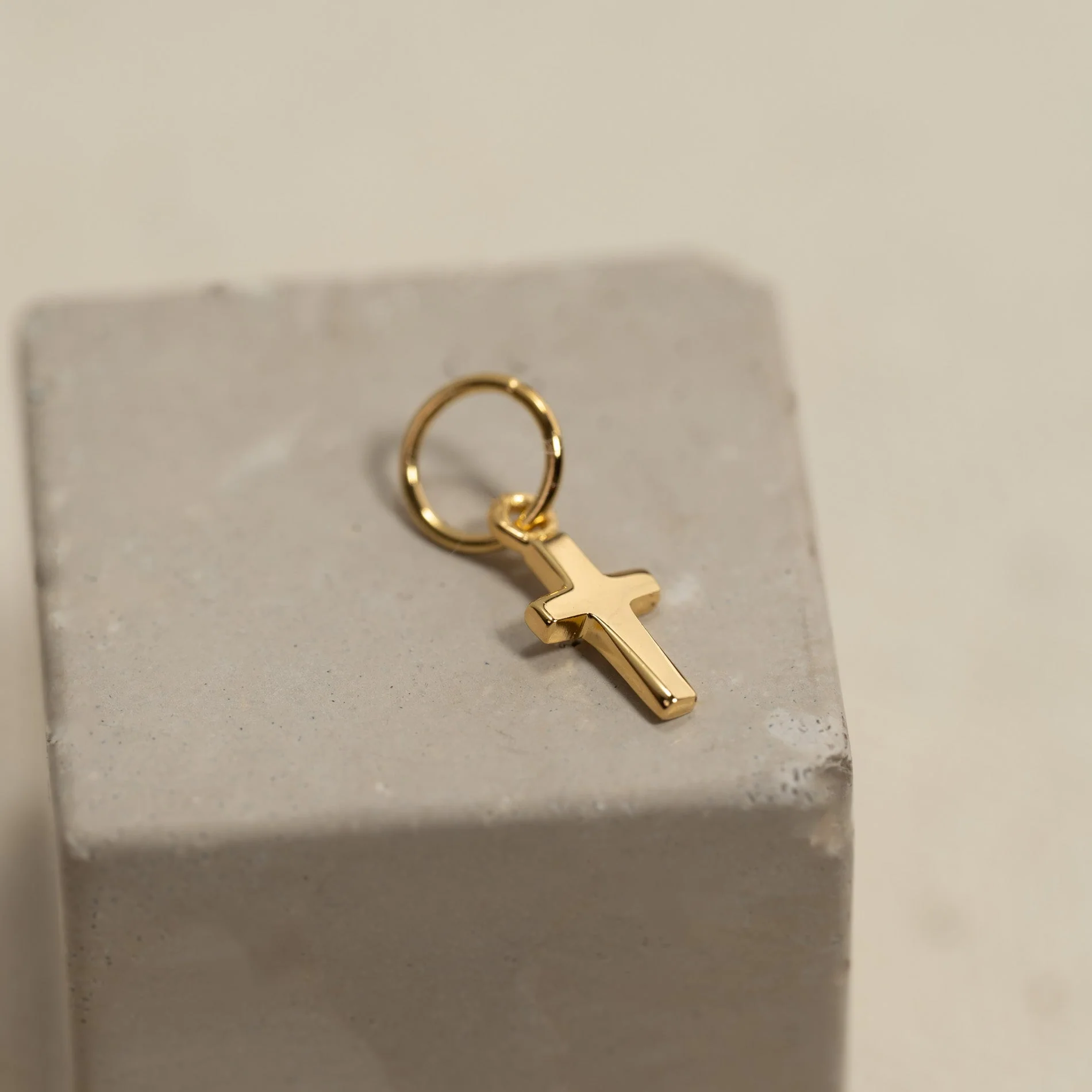 CHRISTA GOLDEN PENDANT - Image 2