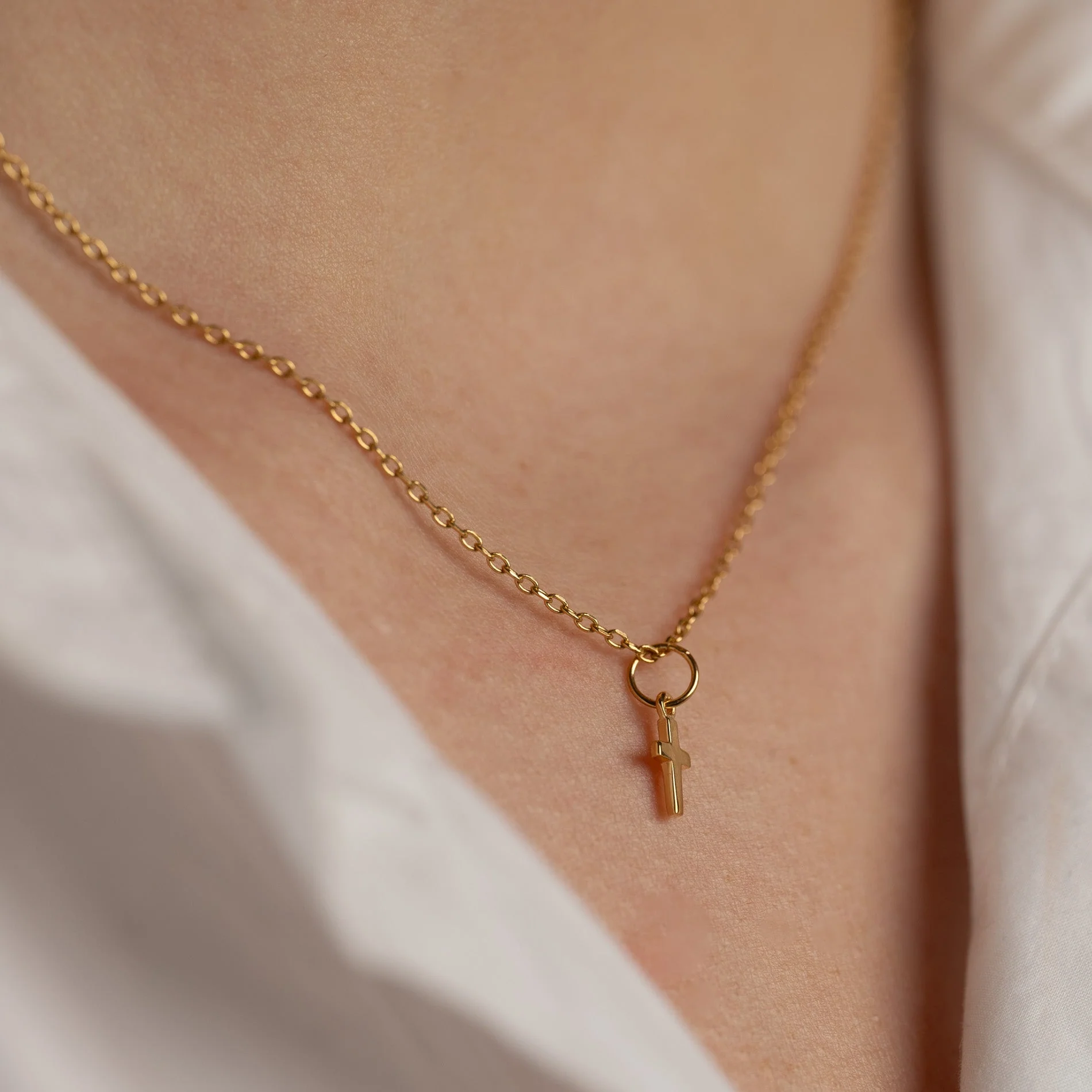 CHRISTA GOLDEN PENDANT - Image 3