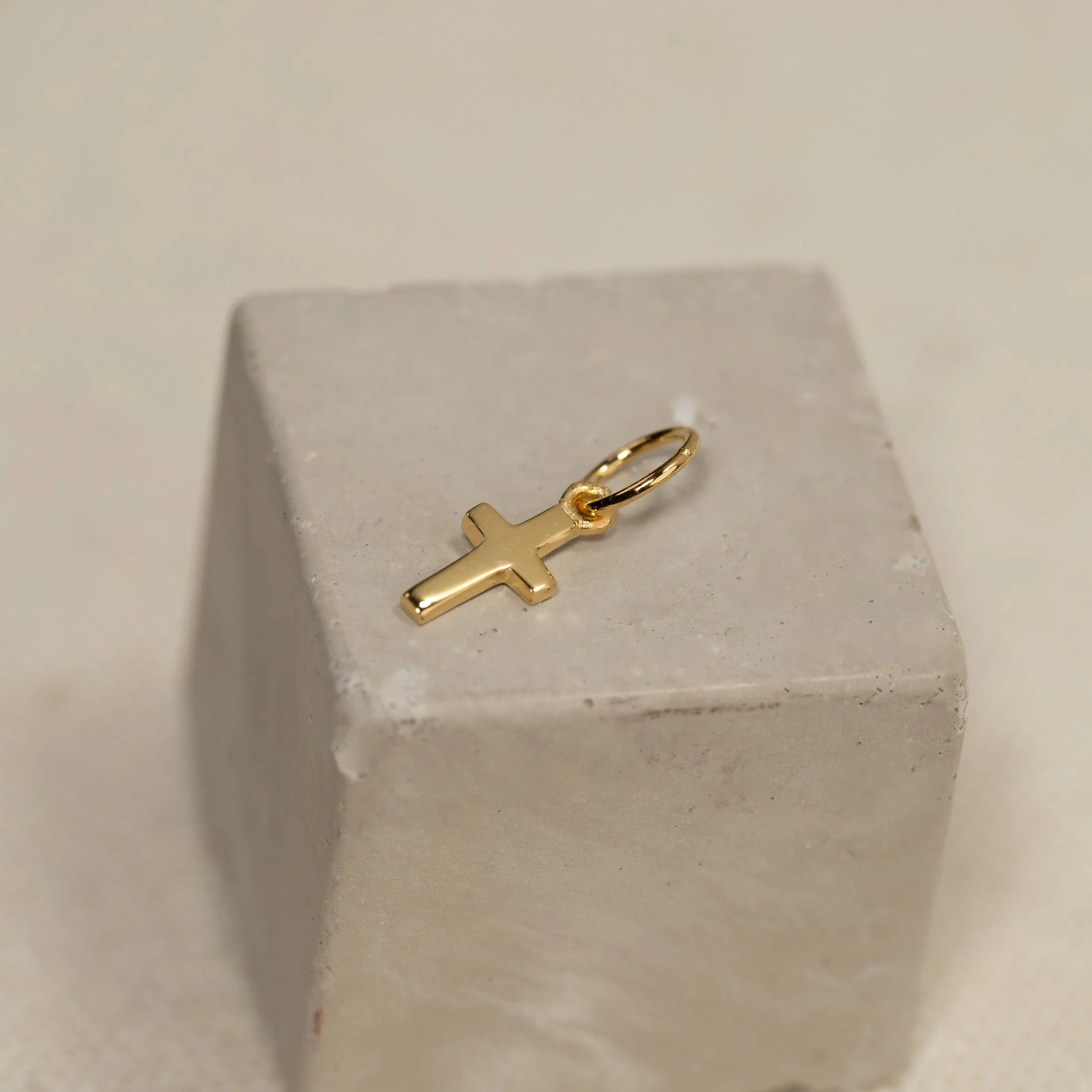 CHRISTA GOLDEN PENDANT - Image 5