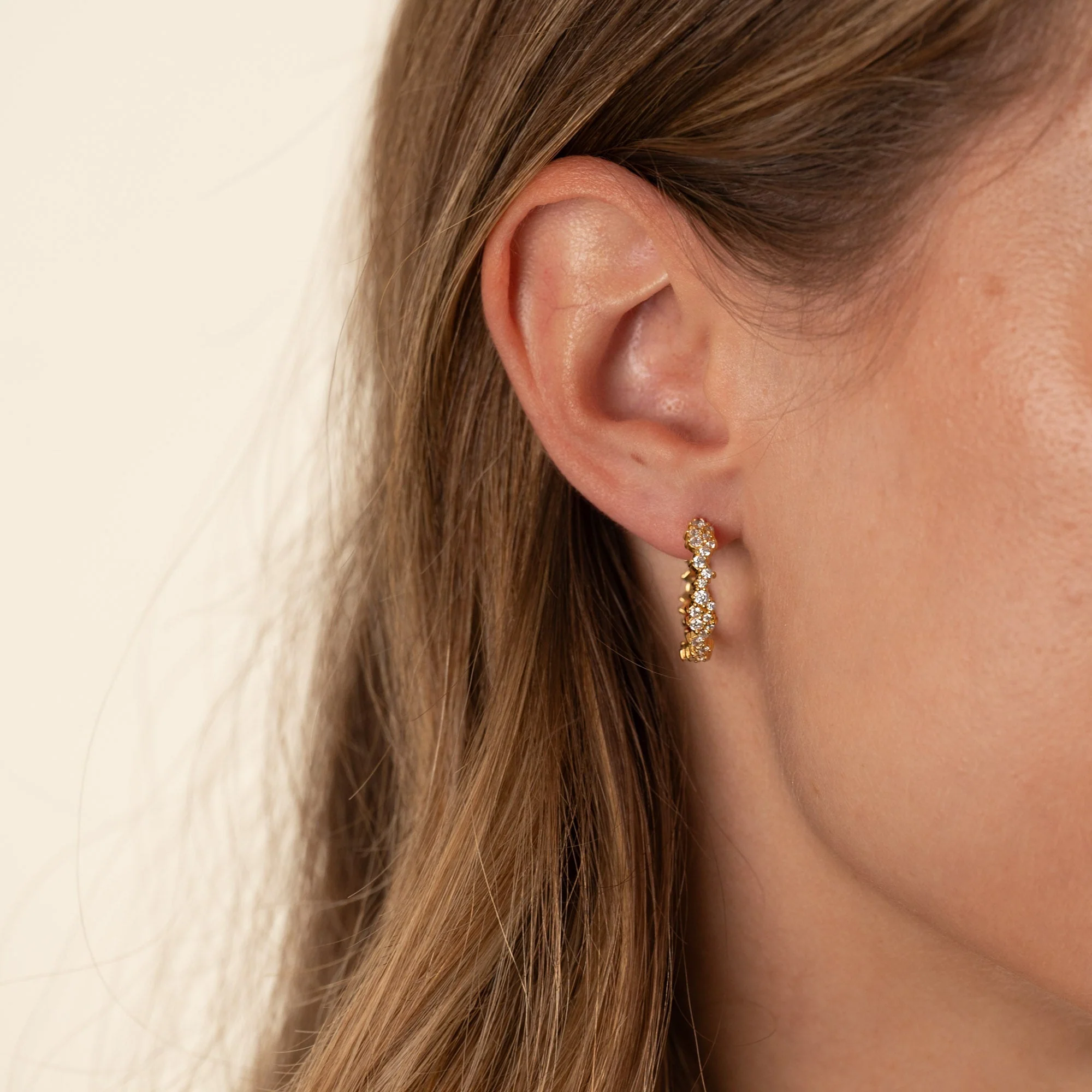 CLAIR CRYSTAL GOLDEN CREOL EARRING - Image 3