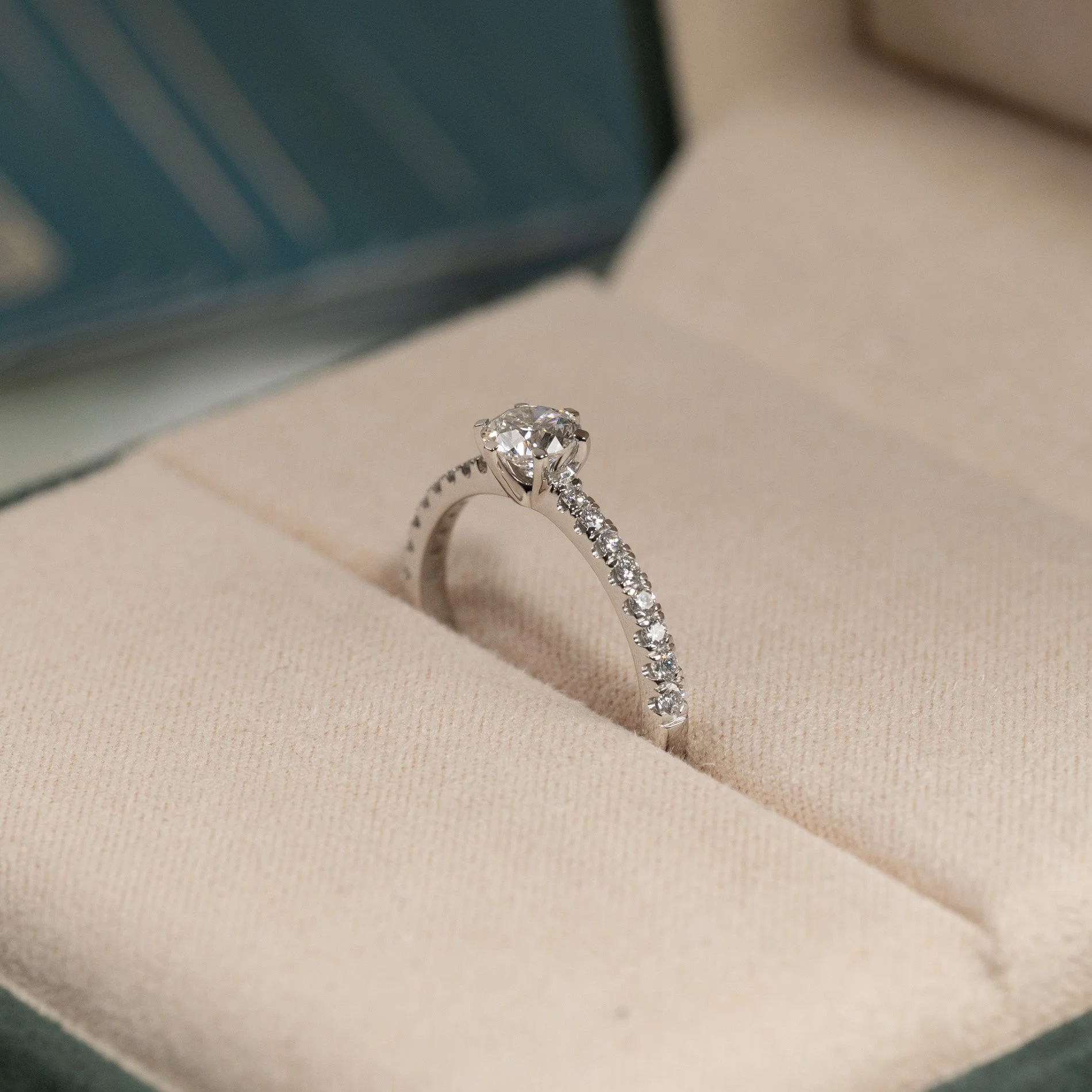CLASSIC 6-PRONG ALLIANCE LAB-DIAMOND RING - 0.7ct - WG - Image 4