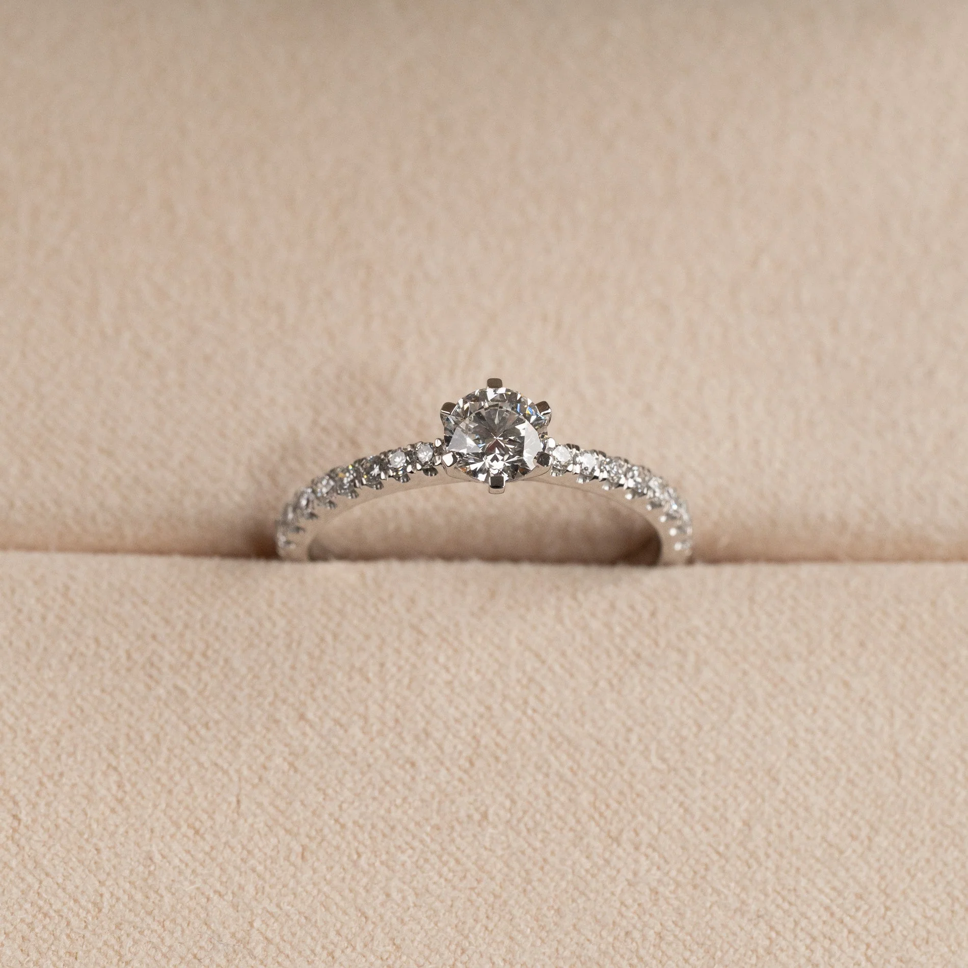 CLASSIC 6-PRONG ALLIANCE LAB-DIAMOND RING - 0.7ct - WG - Image 7