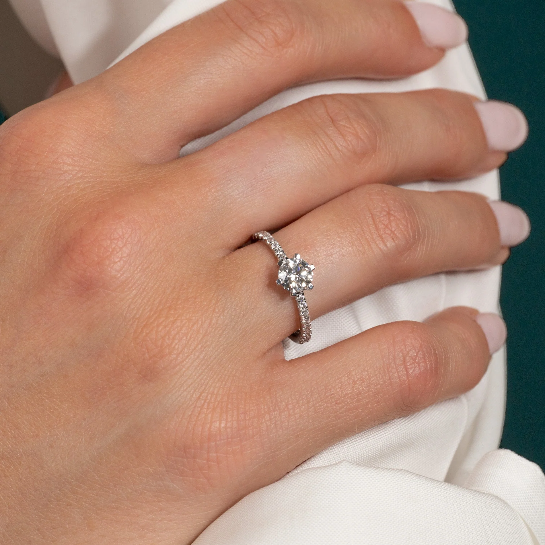 CLASSIC 6-PRONG ALLIANCE LAB-DIAMOND RING - 0.9ct - WG - Image 2