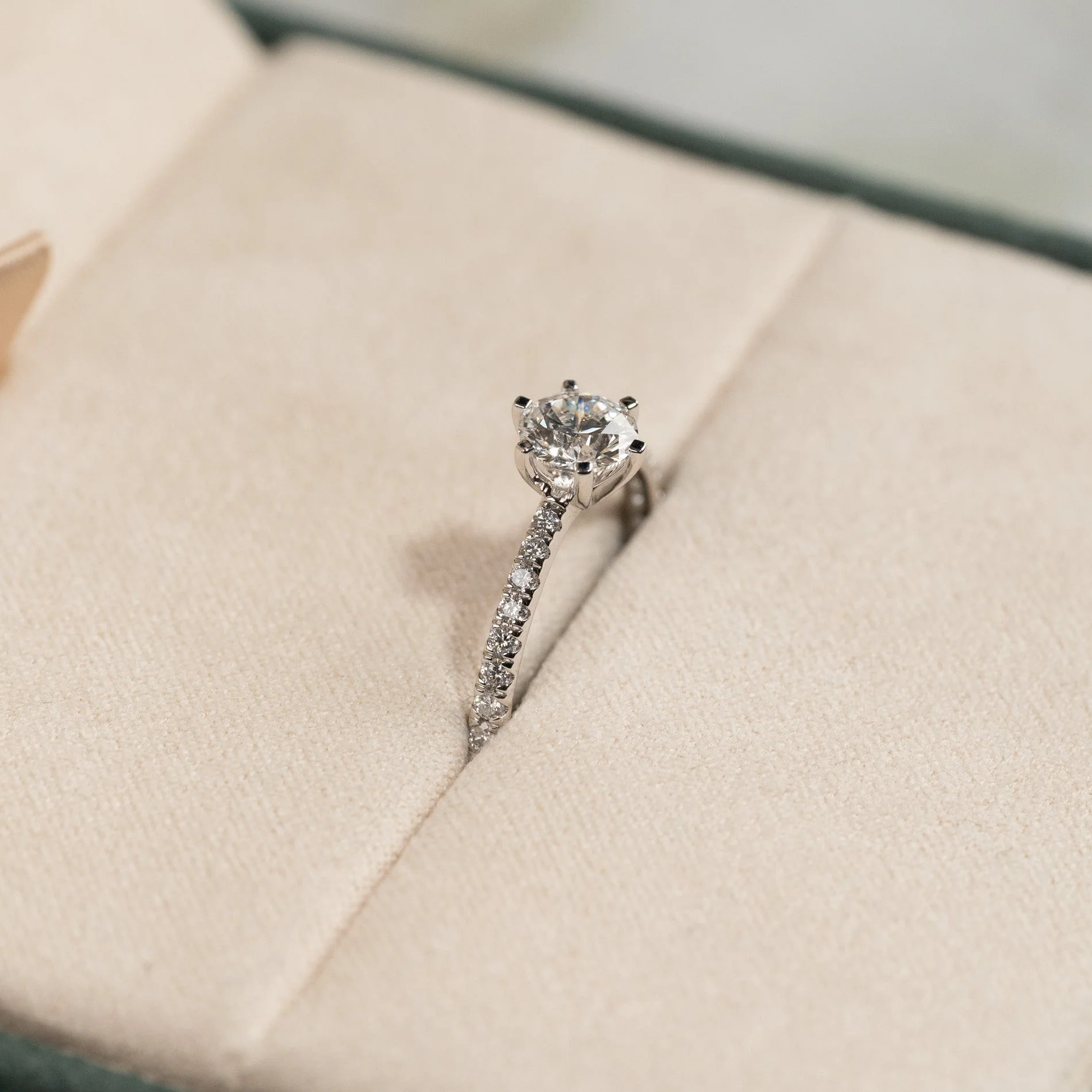 CLASSIC 6-PRONG ALLIANCE LAB-DIAMOND RING - 0.9ct - WG - Image 3