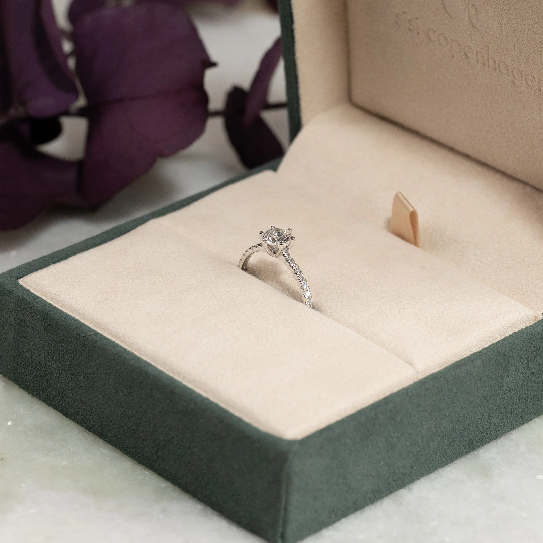 CLASSIC 6-PRONG ALLIANCE LAB-DIAMOND RING - 0.9ct - WG - Image 4