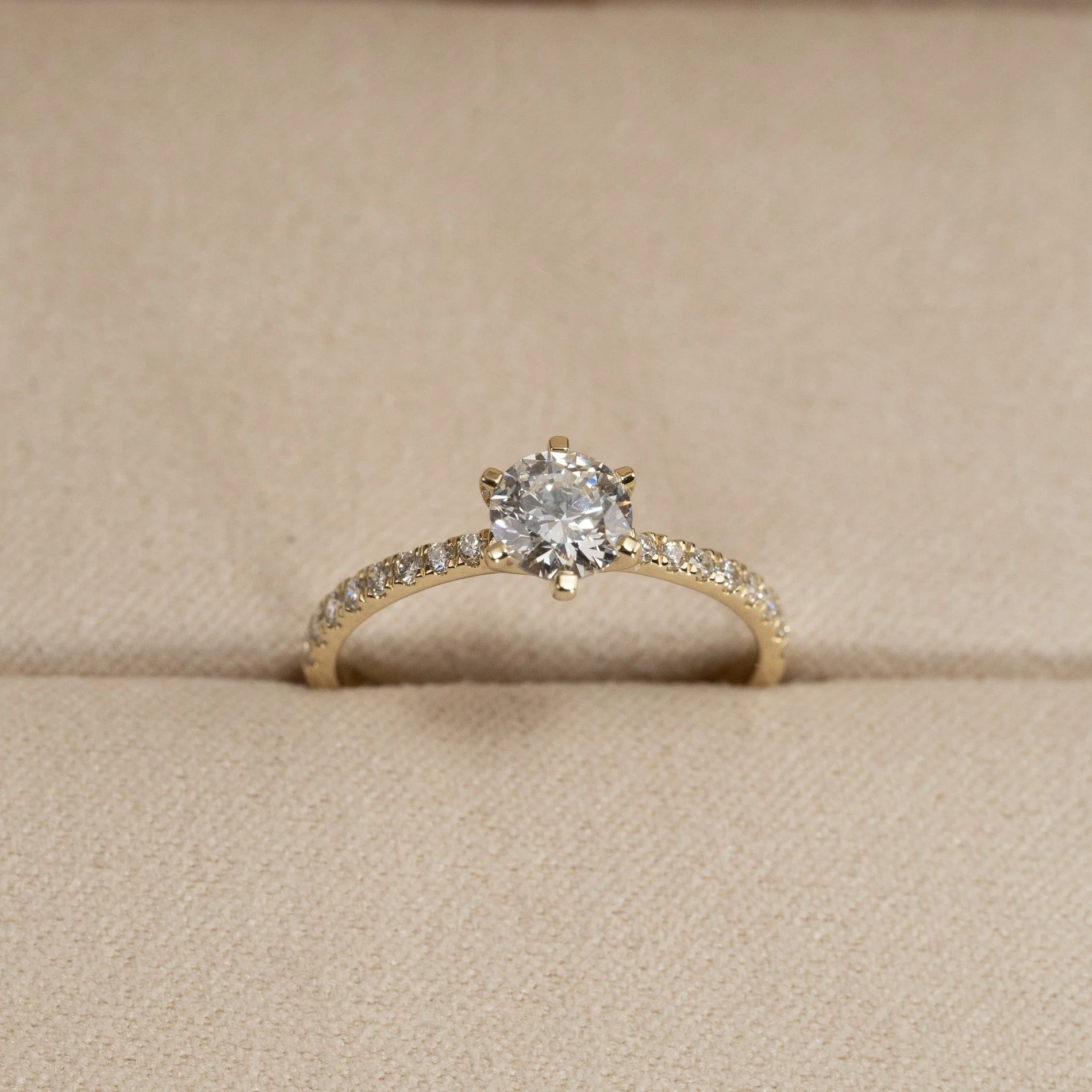 CLASSIC 6-PRONG ALLIANCE LAB-DIAMOND RING - 0.9ct - YG - Image 10