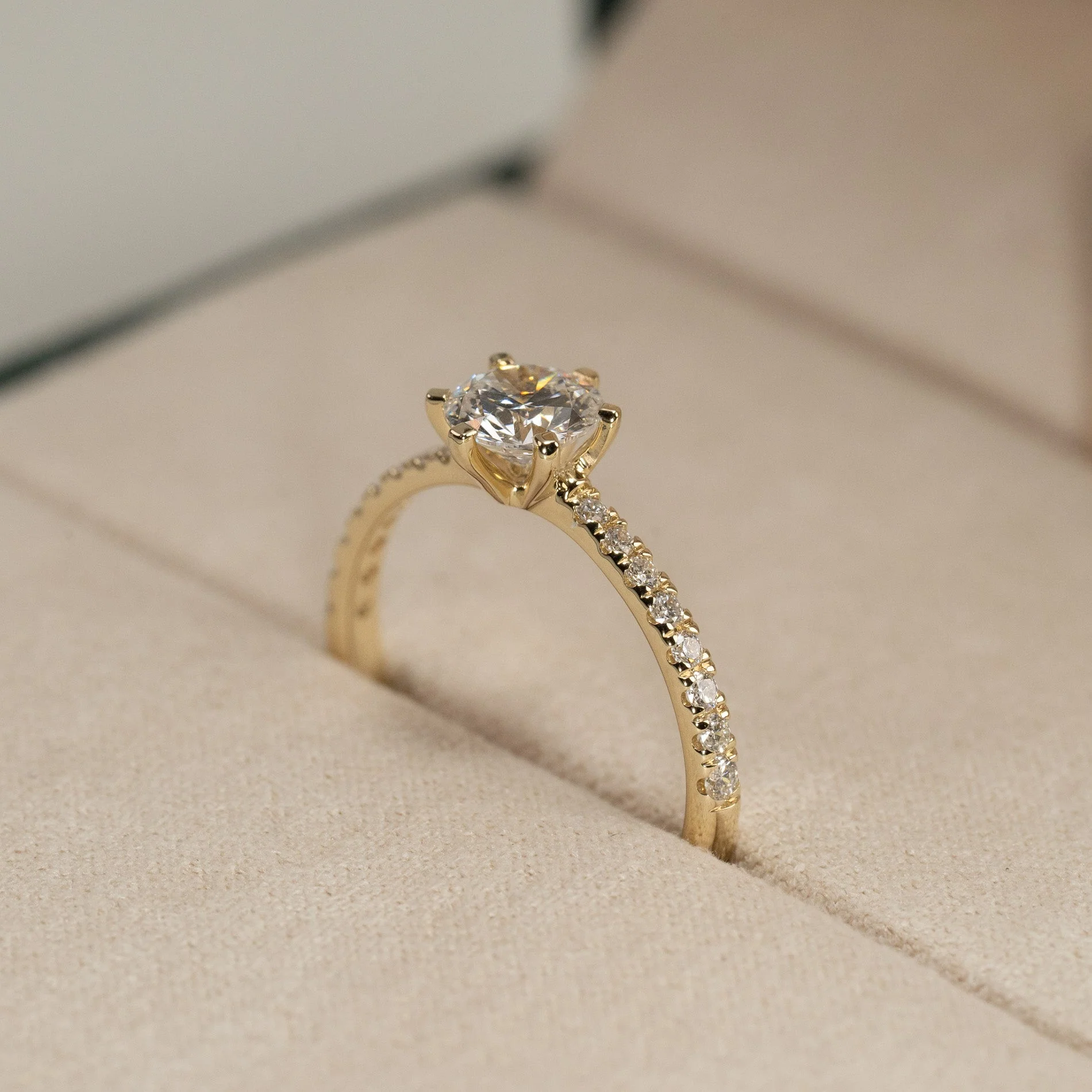 CLASSIC 6-PRONG ALLIANCE LAB-DIAMOND RING - 0.9ct - YG - Image 4
