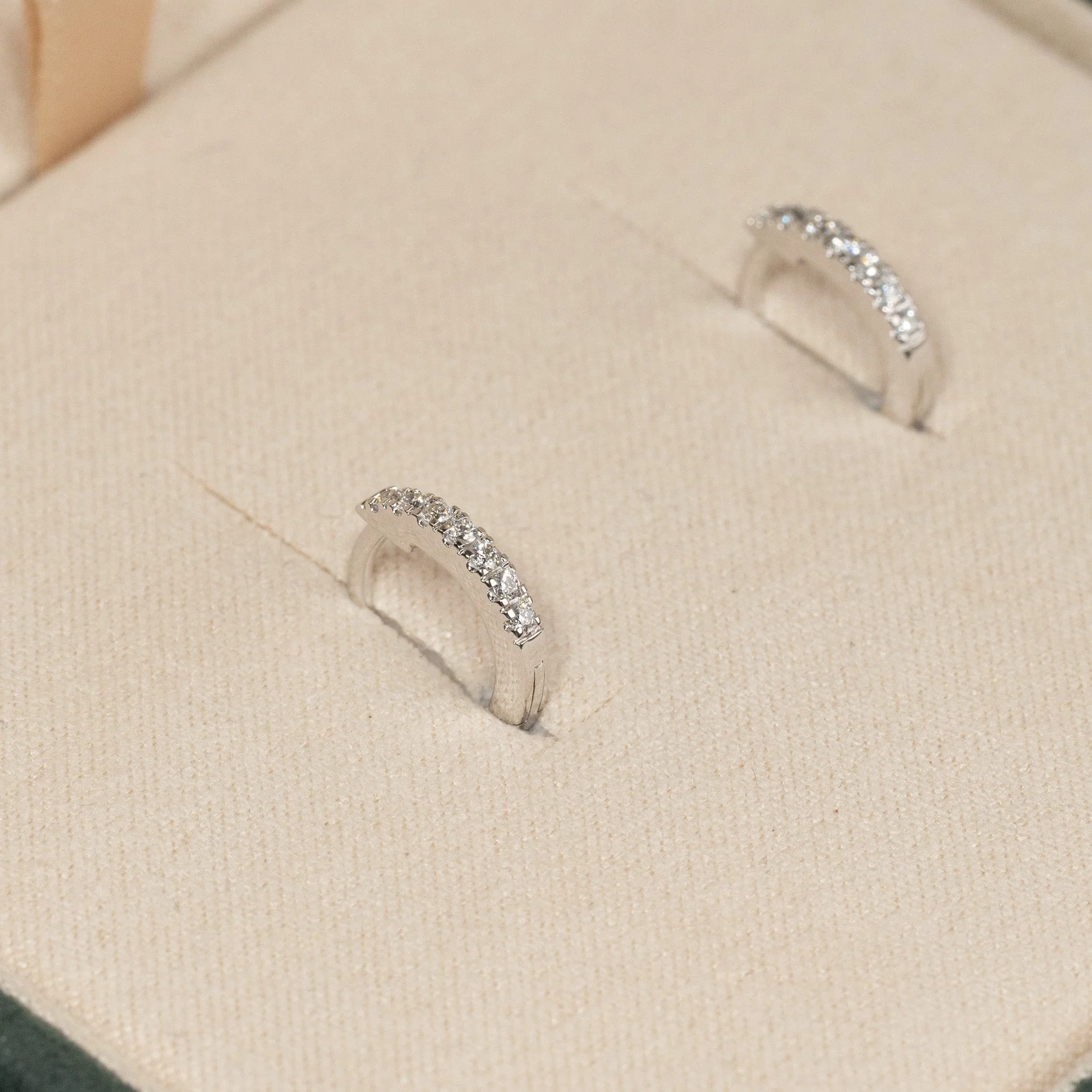 CLASSIC LAB-DIAMOND CREOL EARRING - 0.11ct - WG - Image 3