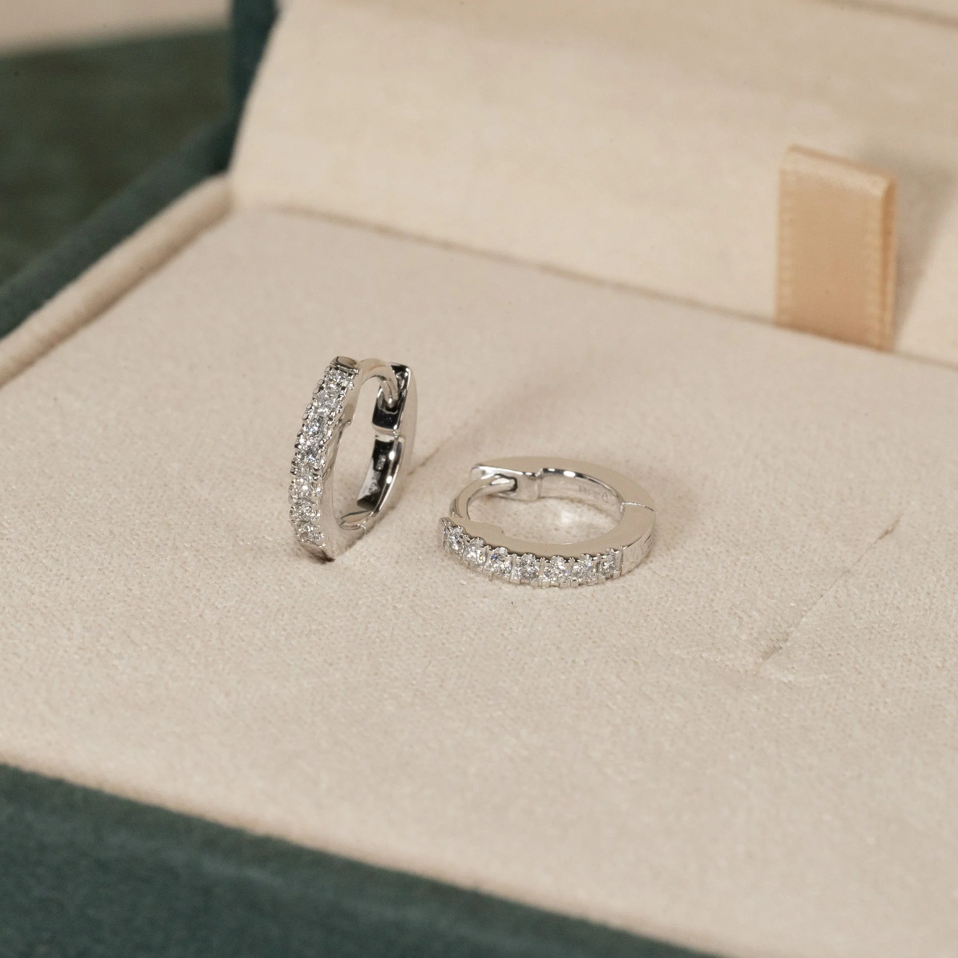 CLASSIC LAB-DIAMOND CREOL EARRING - 0.11ct - WG - Image 6