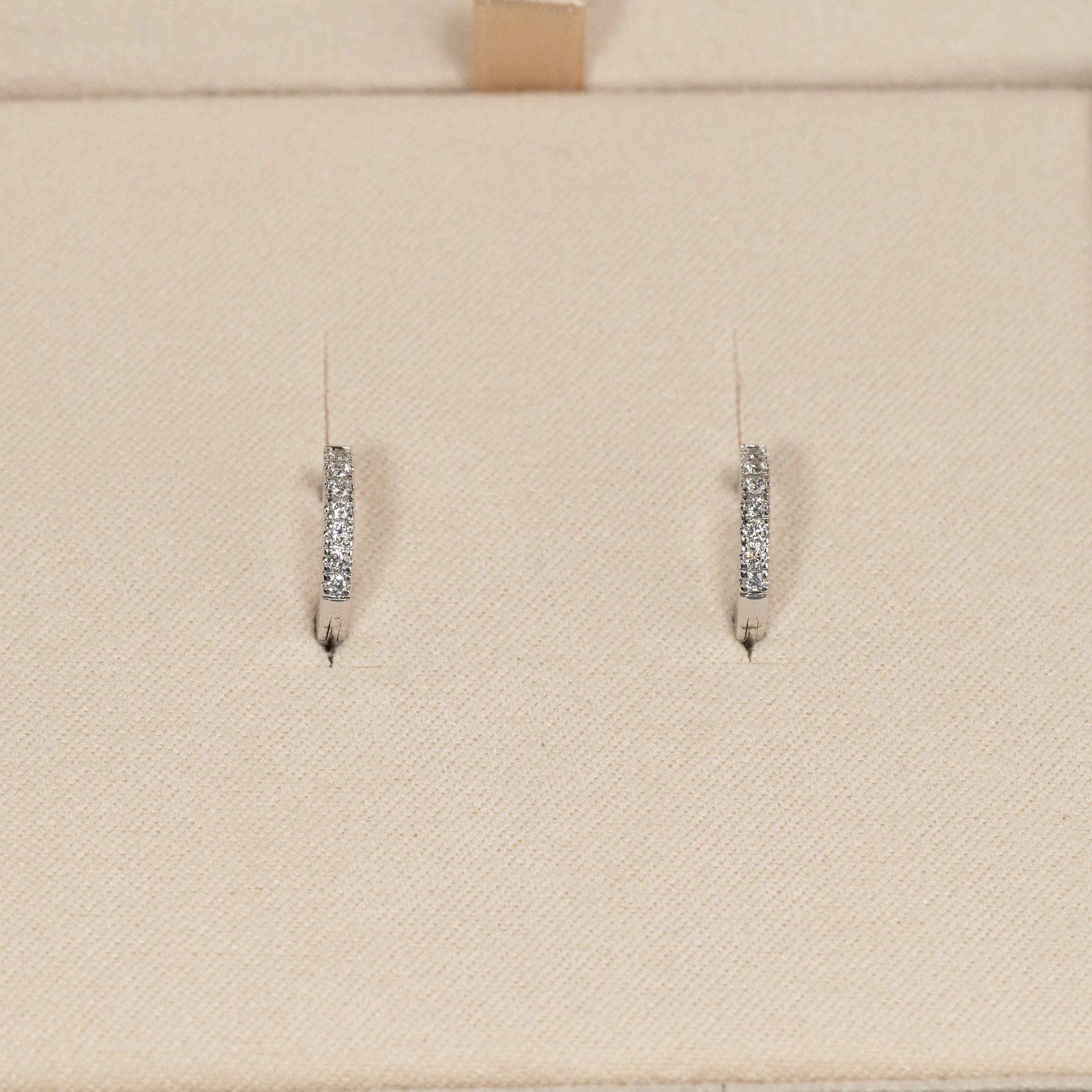 CLASSIC LAB-DIAMOND CREOL EARRING - 0.11ct - WG - Image 9