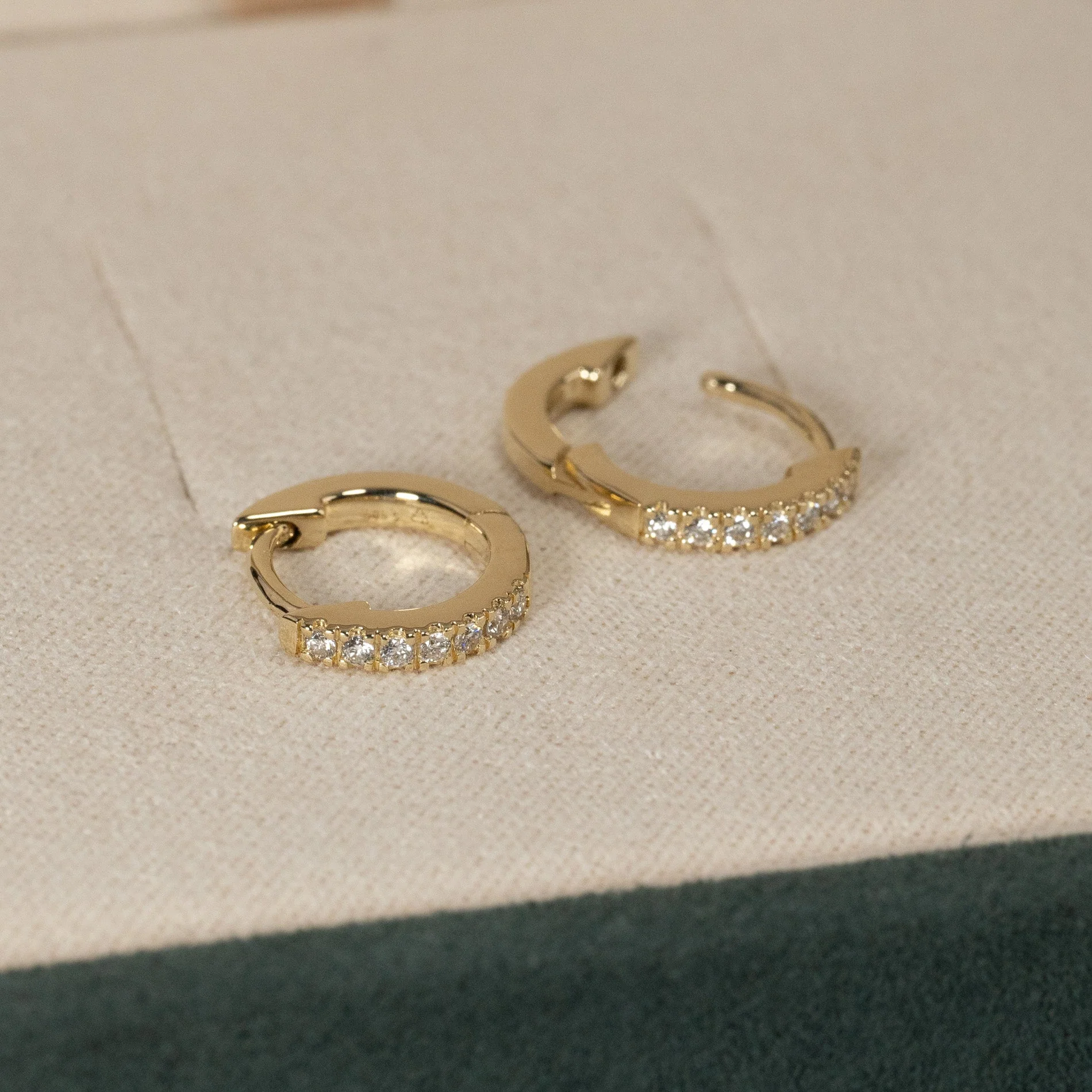 CLASSIC LAB-DIAMOND CREOL EARRING - 0.11ct - YG - Image 9