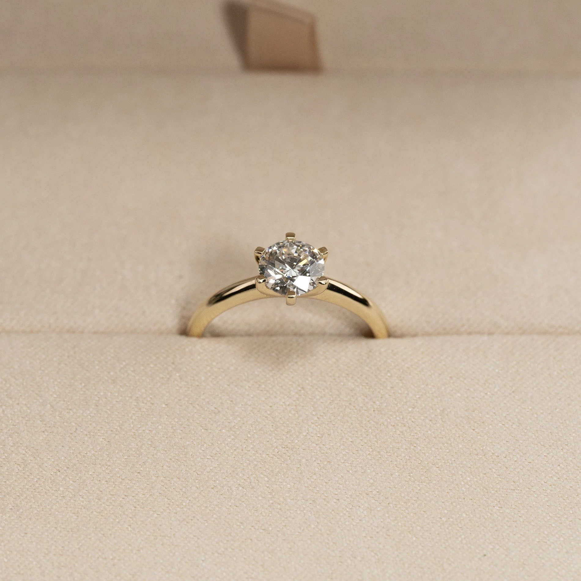 CLASSIC SOLITAIRE 6-PRONG LAB-DIAMOND RING - 1.0ct - YG - Image 6