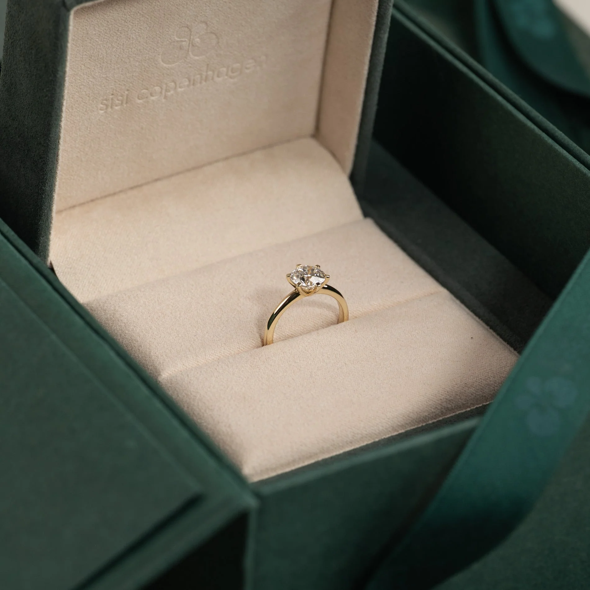 CLASSIC SOLITAIRE 6-PRONG LAB-DIAMOND RING - 1.5ct - YG - Image 10