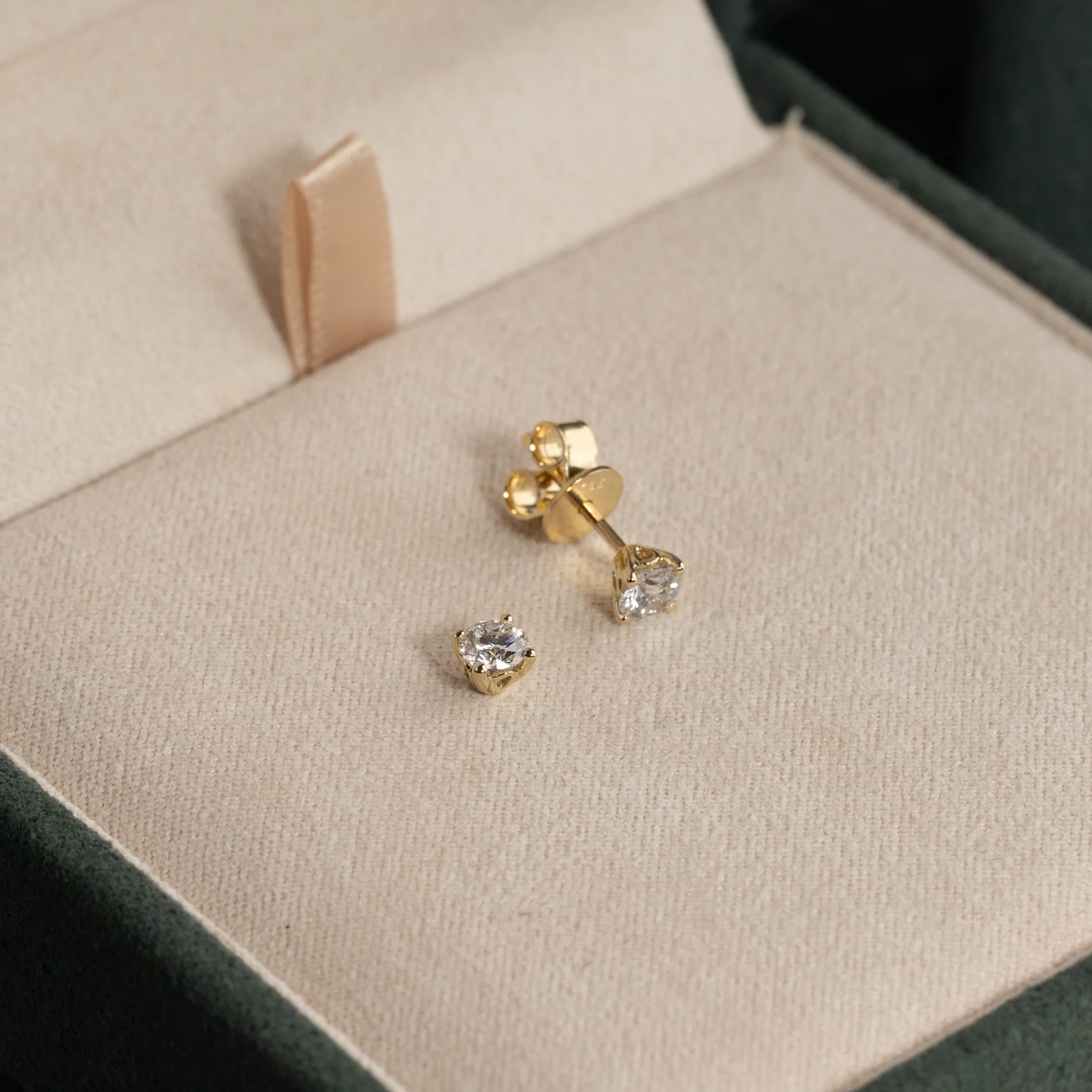 CLASSIC SOLITAIRE LAB-DIAMOND STUD EARRING - 0.5ct - YG - Image 3
