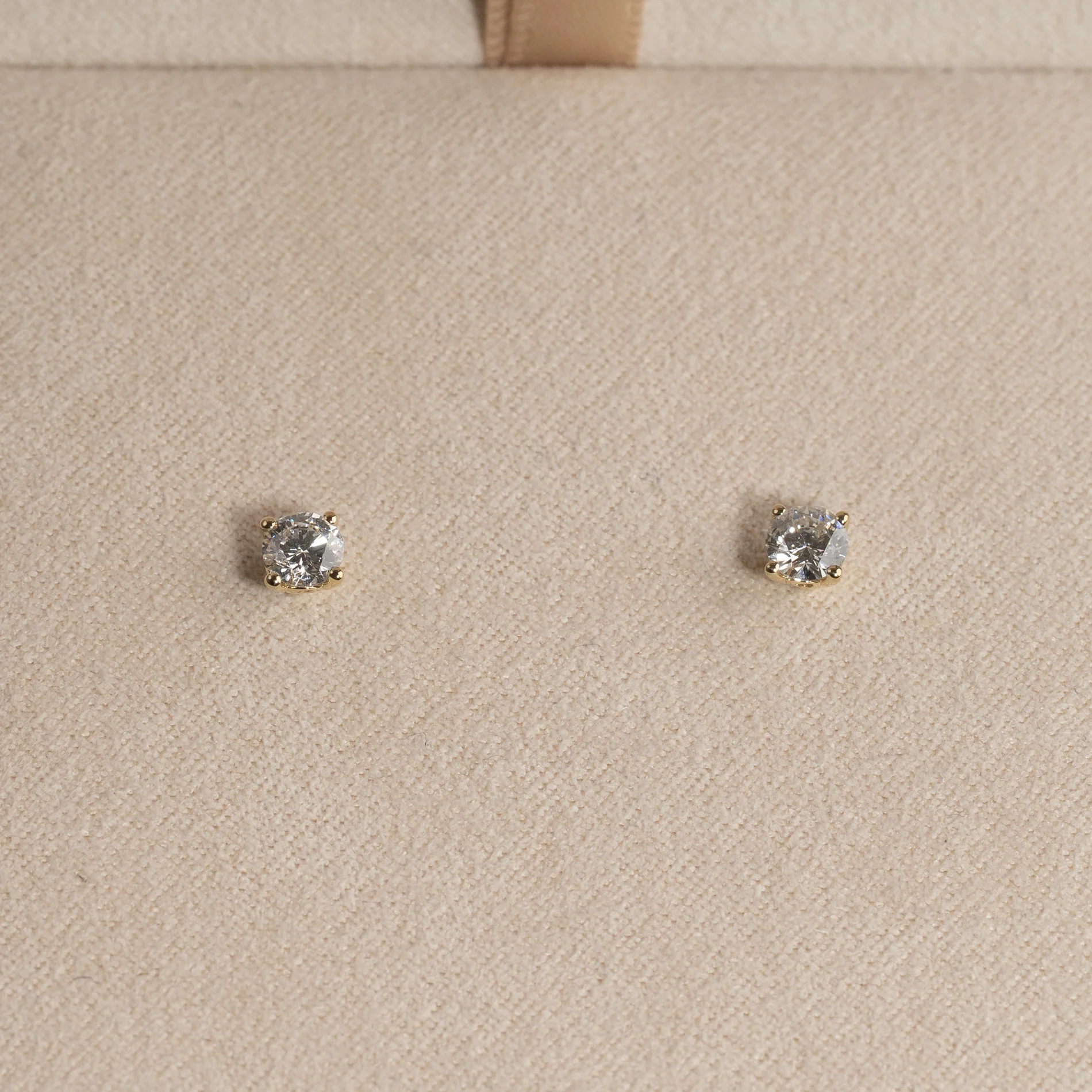 CLASSIC SOLITAIRE LAB-DIAMOND STUD EARRING - 0.5ct - YG - Image 5