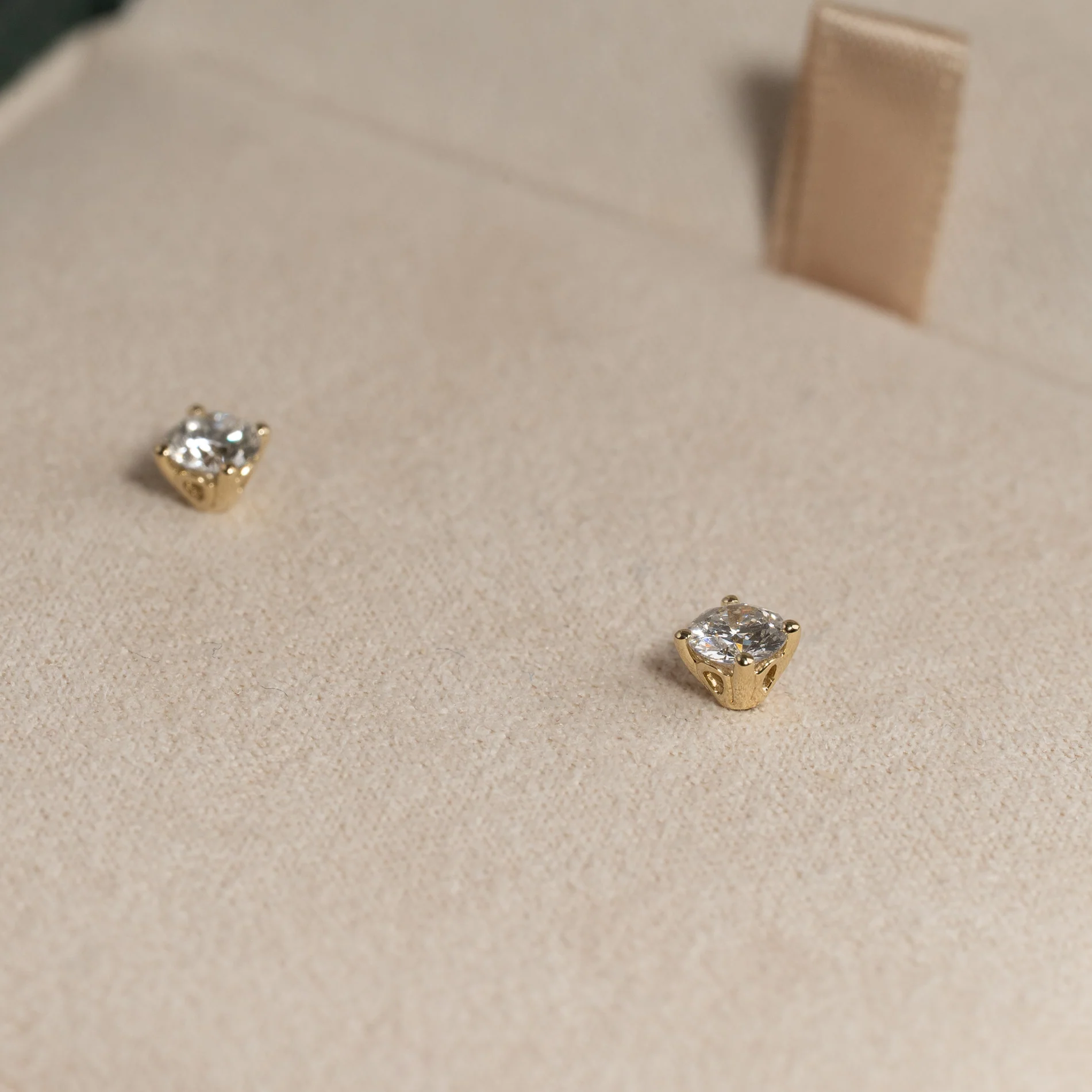 CLASSIC SOLITAIRE LAB-DIAMOND STUD EARRING - 0.5ct - YG - Image 6