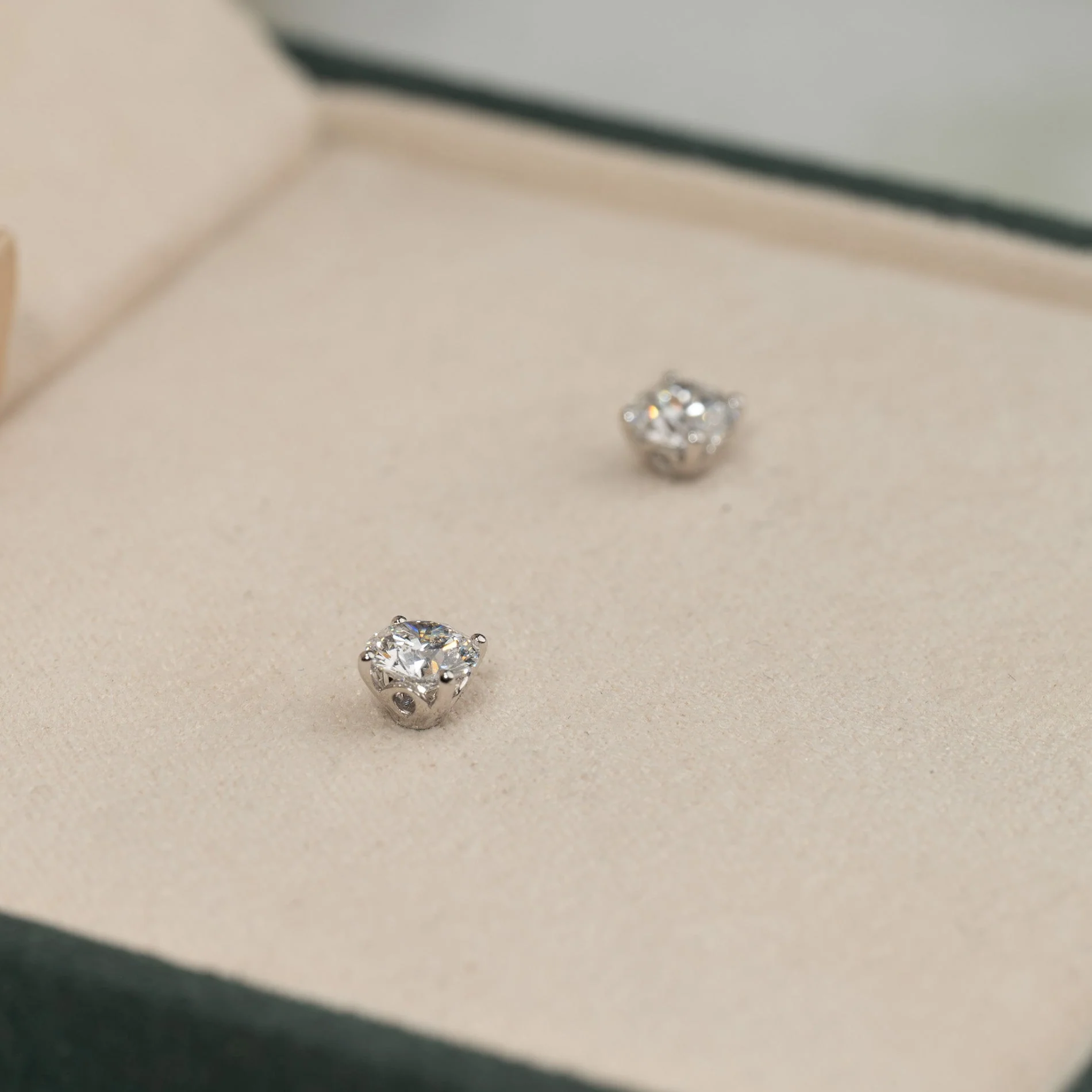 CLASSIC SOLITAIRE LAB-DIAMOND STUD EARRING - 0.8ct - WG - Image 3
