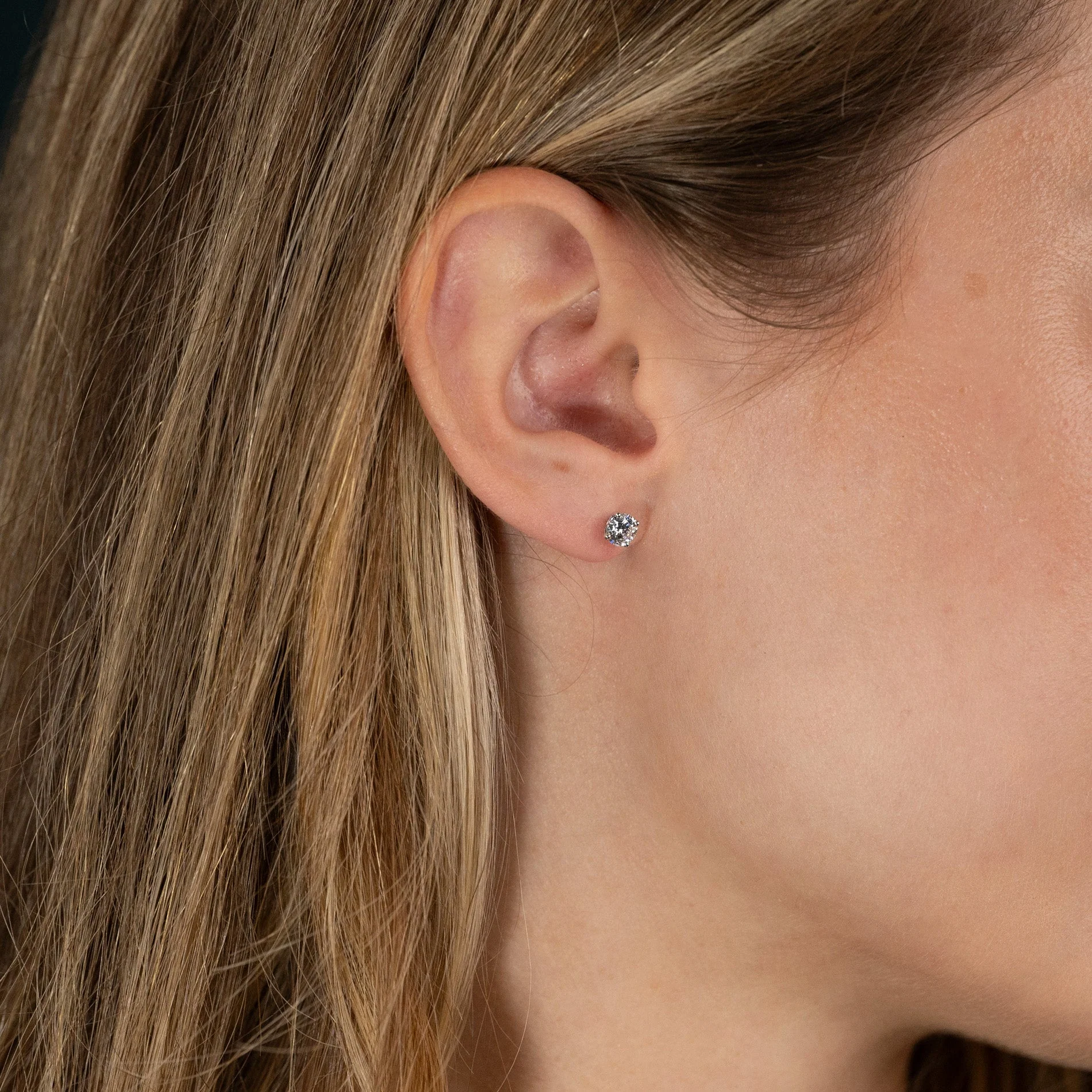 CLASSIC SOLITAIRE LAB-DIAMOND STUD EARRING - 0.8ct - WG - Image 4
