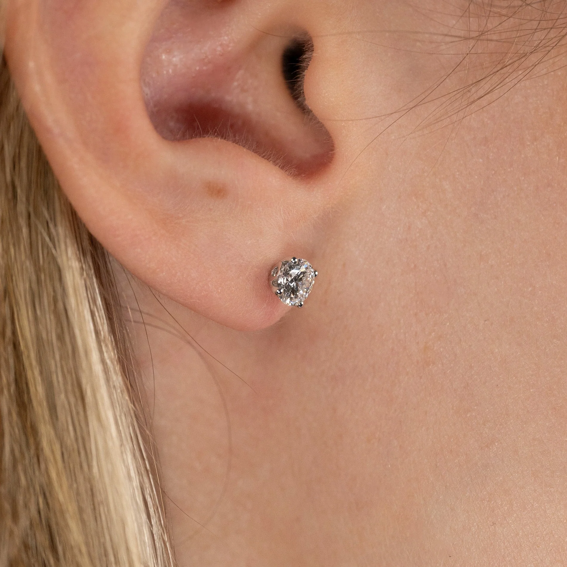 CLASSIC SOLITAIRE LAB-DIAMOND STUD EARRING - 0.8ct - WG - Image 6